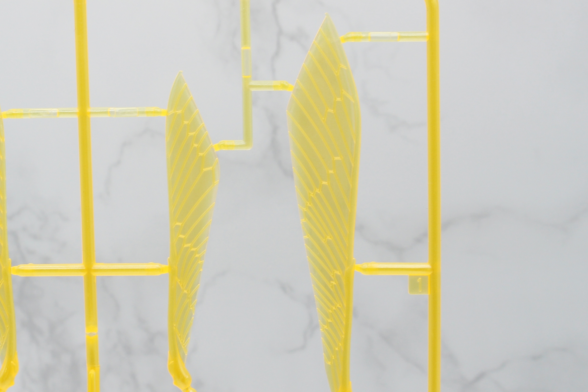 集光樹脂を使ったE1パーツ。光に当てると翅の翅脈（しみゃく）がよく見える