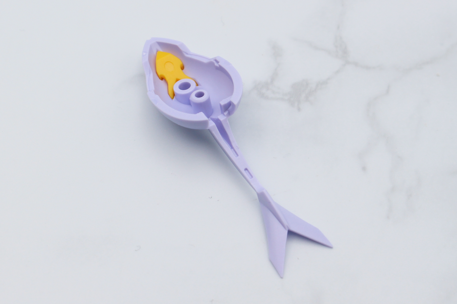 頭部上側の装甲に額の模様のパーツを取り付け