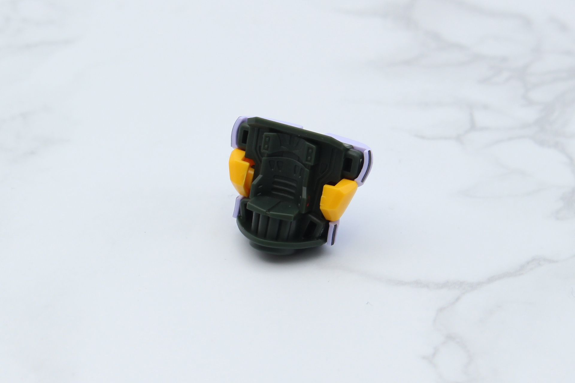 腹部の組み立て。コクピットのシートらしきディテールが見える