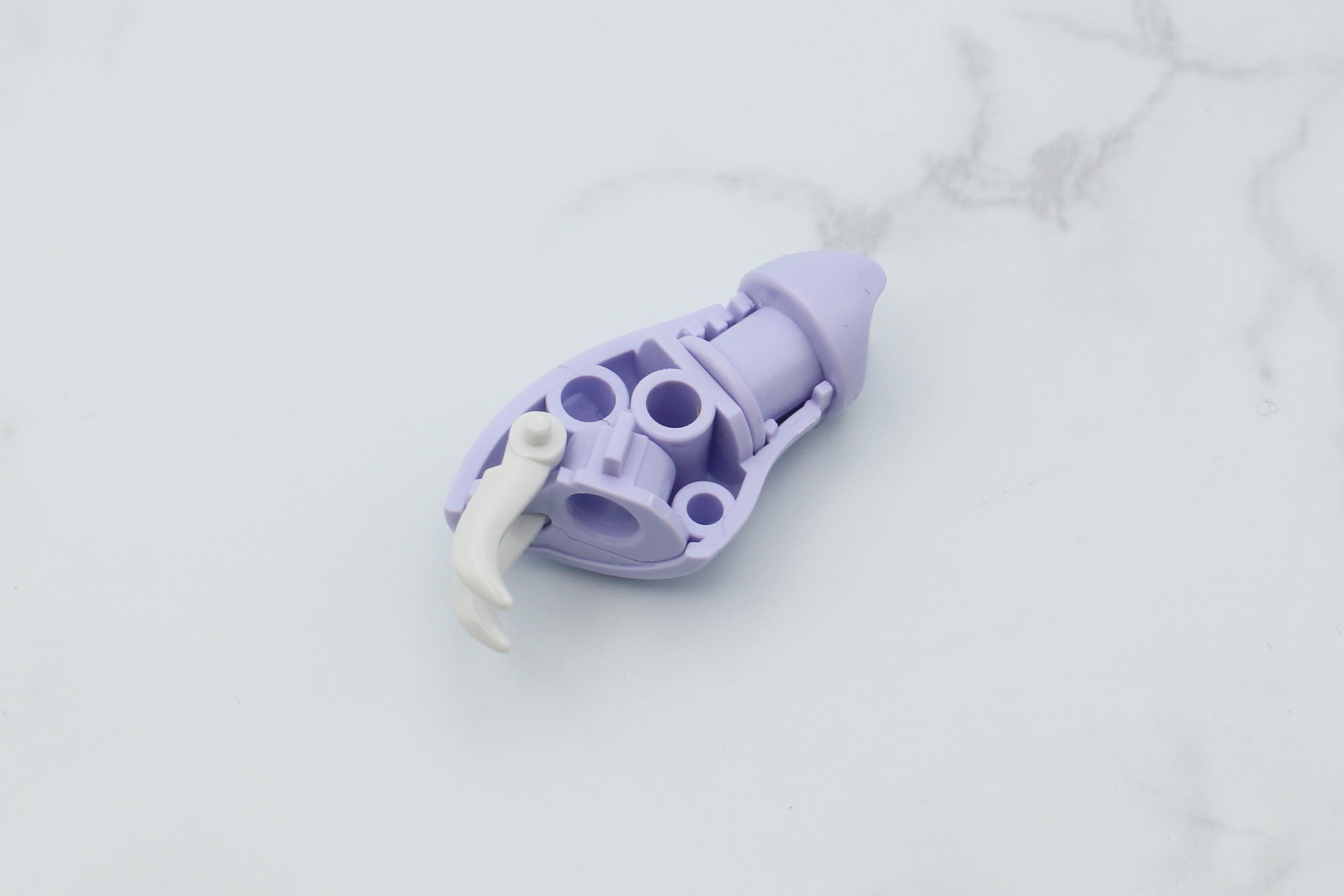 爪を手首のジョイント部分に取り付けて組み立てる