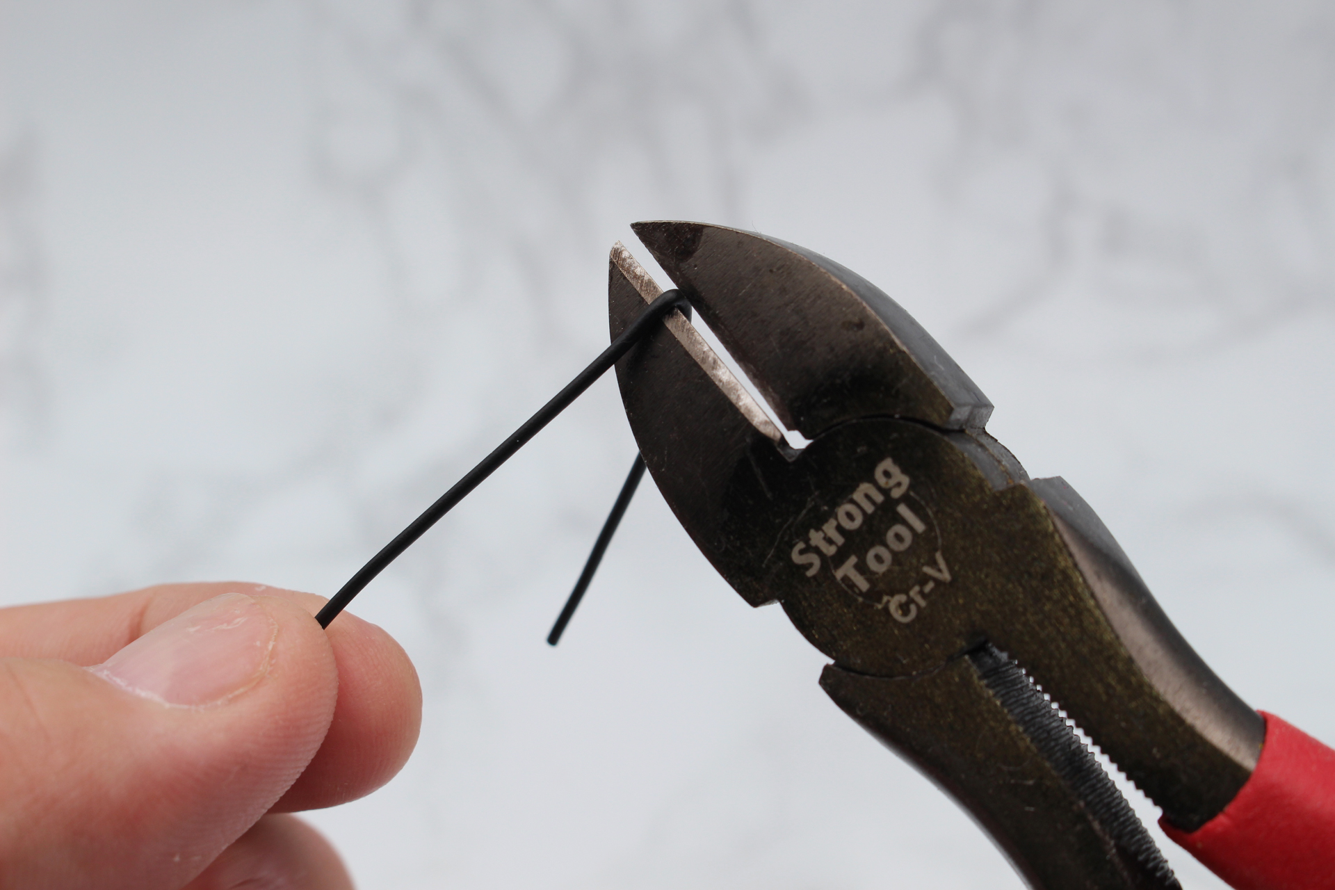 付属のリード線は実測84mm。半分に切って使用する