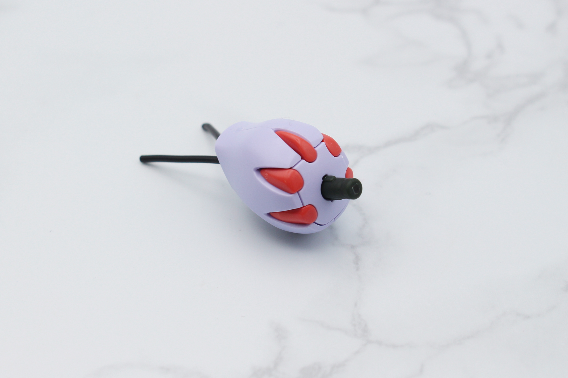 肩内側の模様のパーツを取り付け