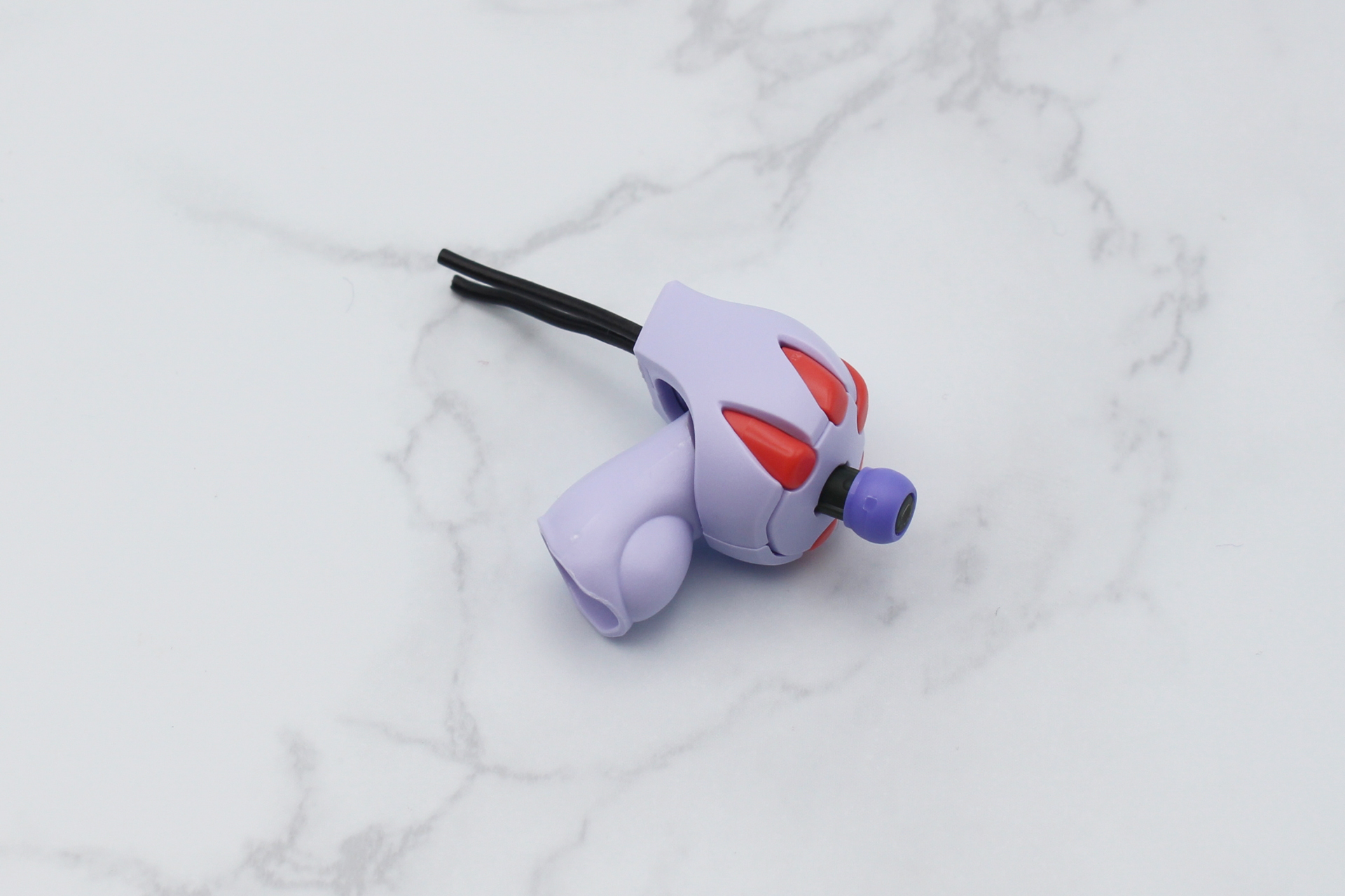 肩のボールジョイントと上腕を取り付け