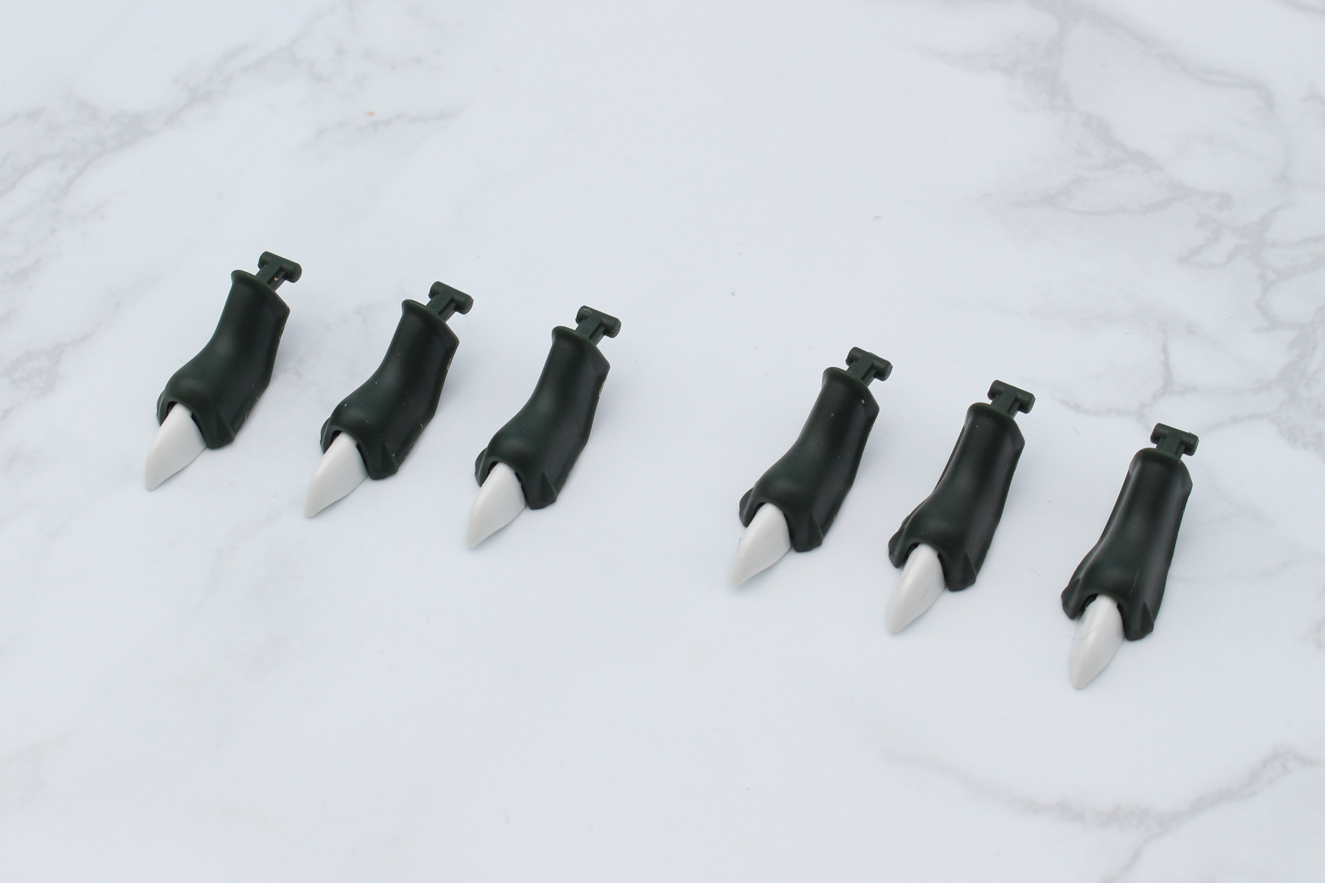 脚部は爪から組み立て。同じものを6組作っておく