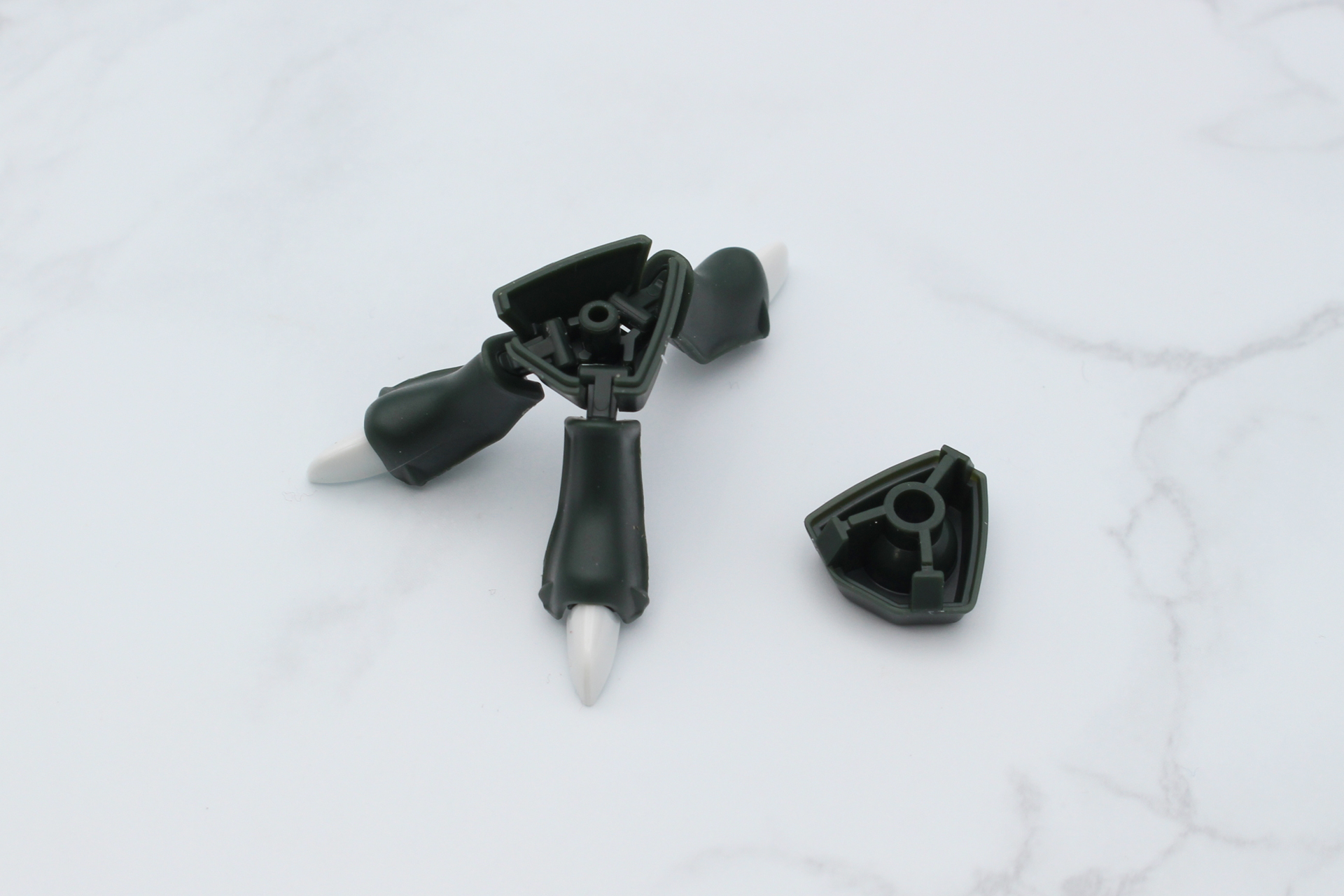 足首のジョイントに爪を3本取り付ける