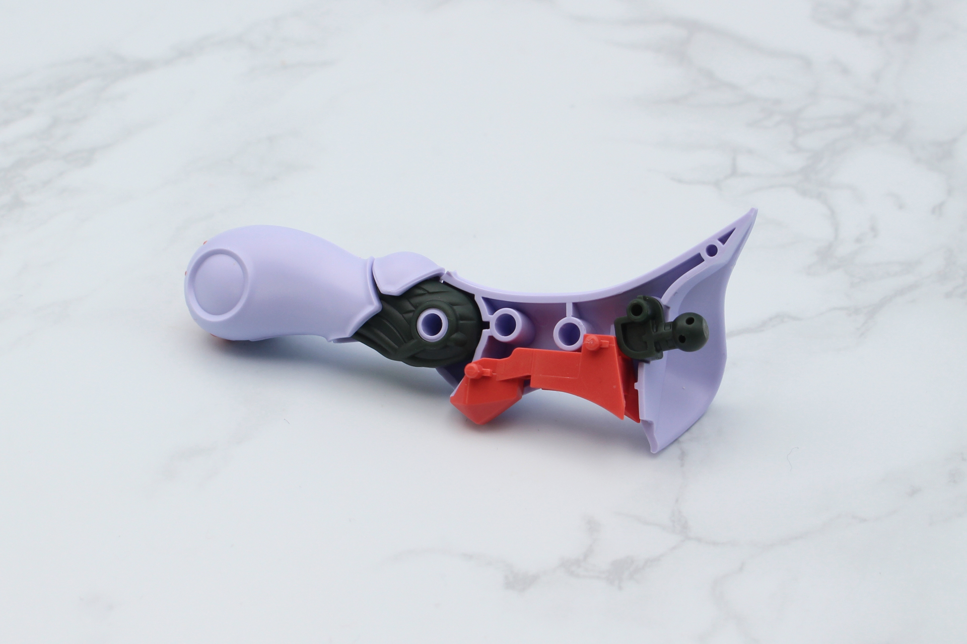 脛の組み立て。腿のパーツを組み込む