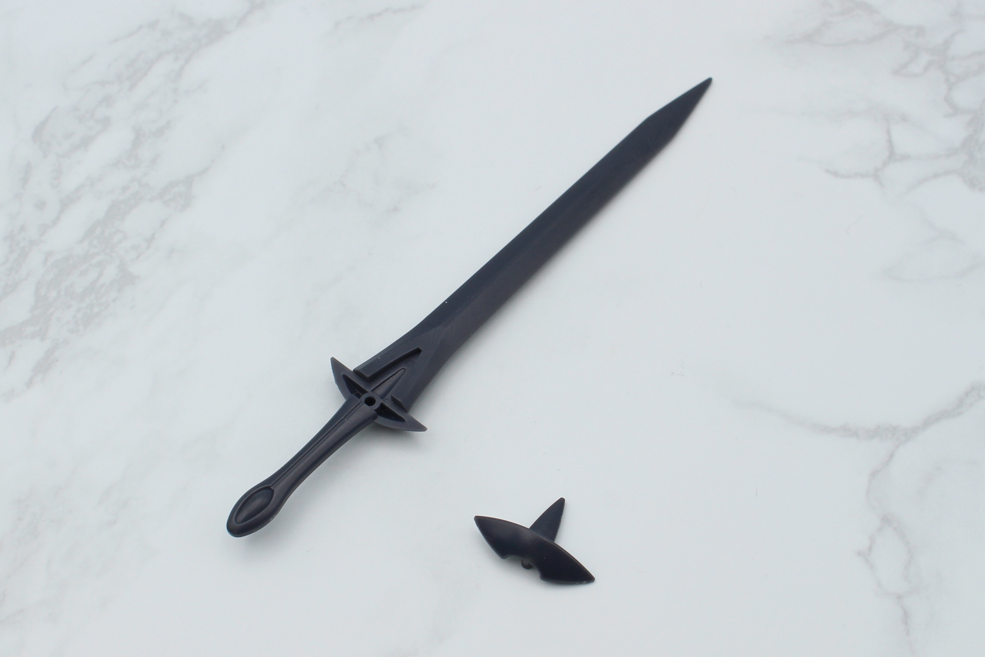 オーラソードと鞘の組み立て。ホルダーは別パーツだ