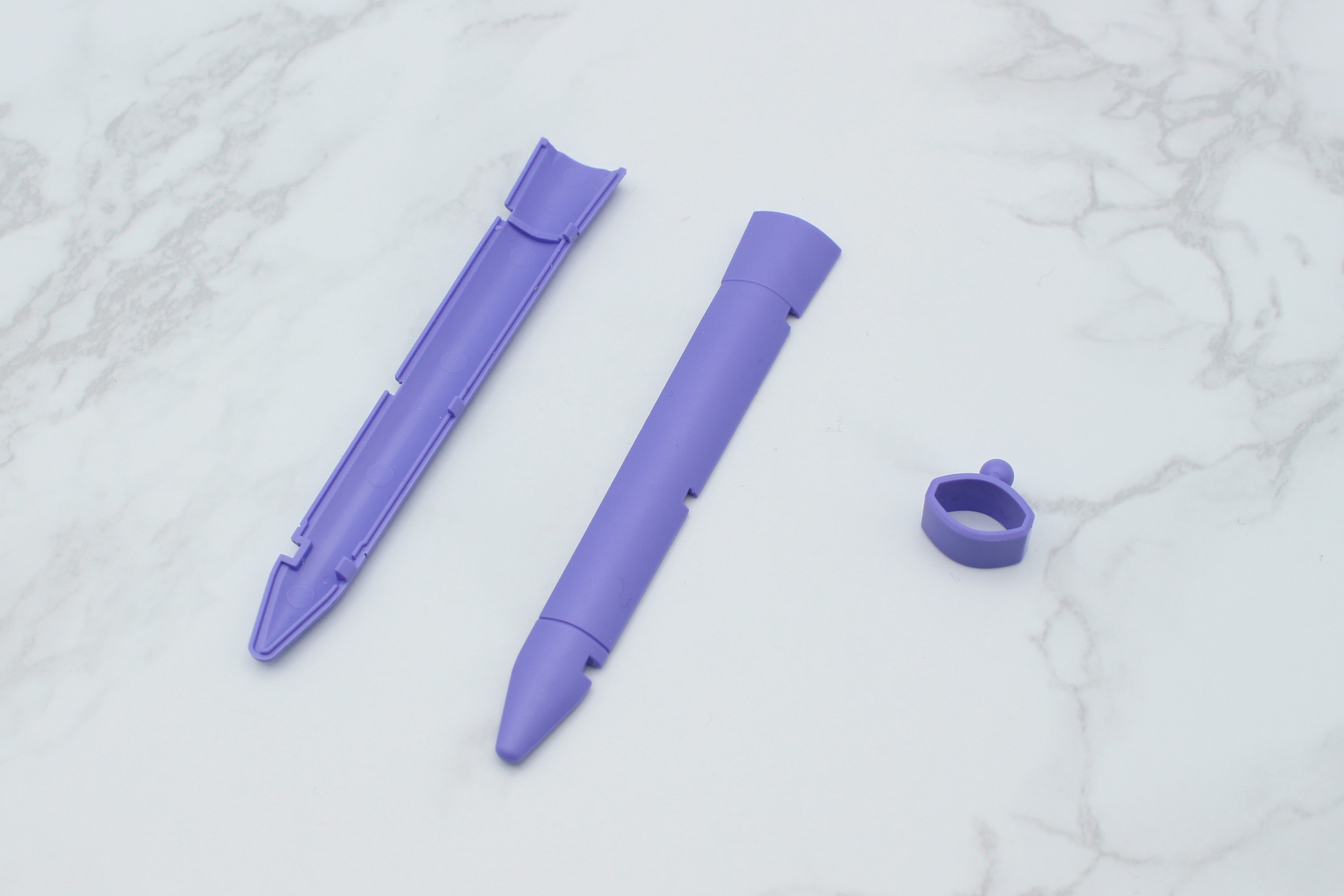 オーラソードと鞘の組み立て。ホルダーは別パーツだ