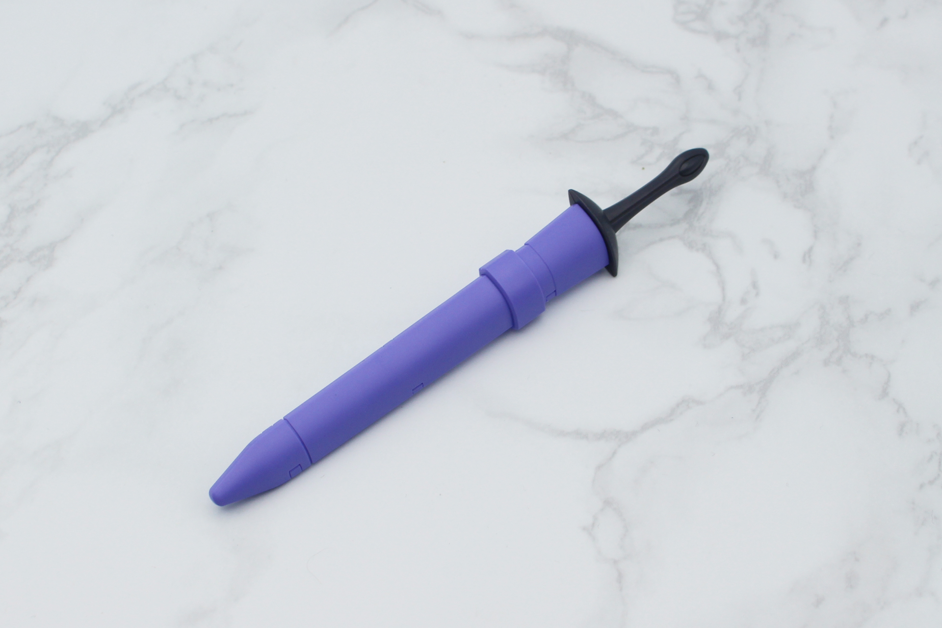 オーラソードは鞘に収められる仕様だ