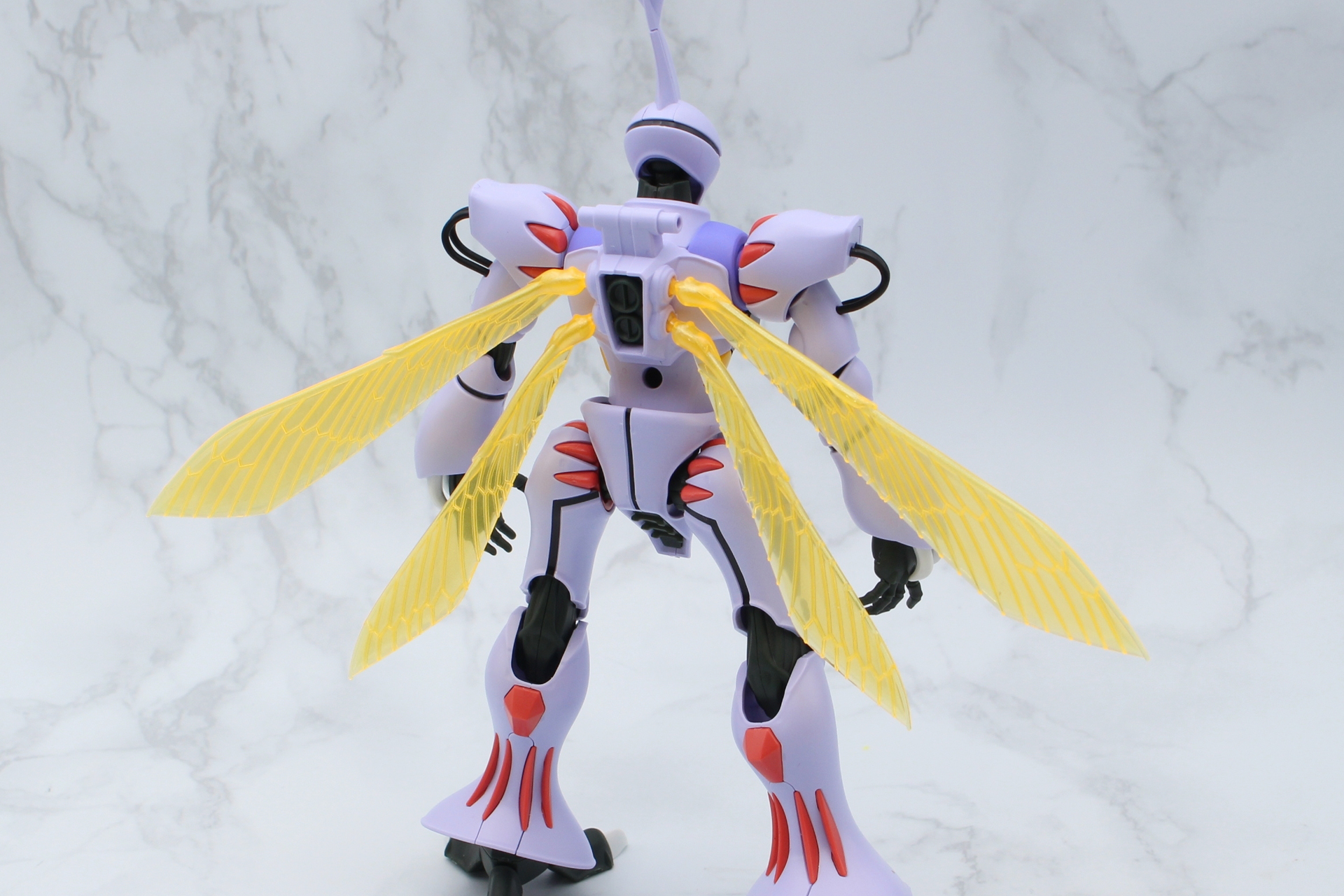 羽を背中に取り付ける