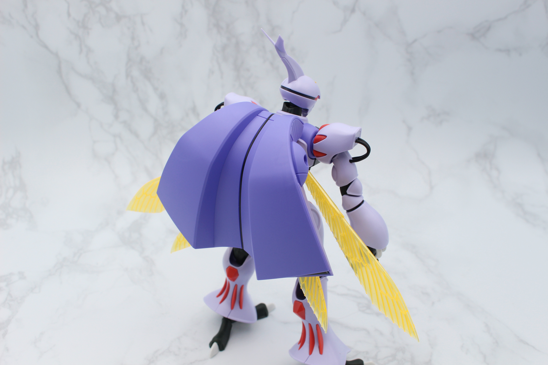 中央にシールを貼って、ダンバインの背中に取り付ける