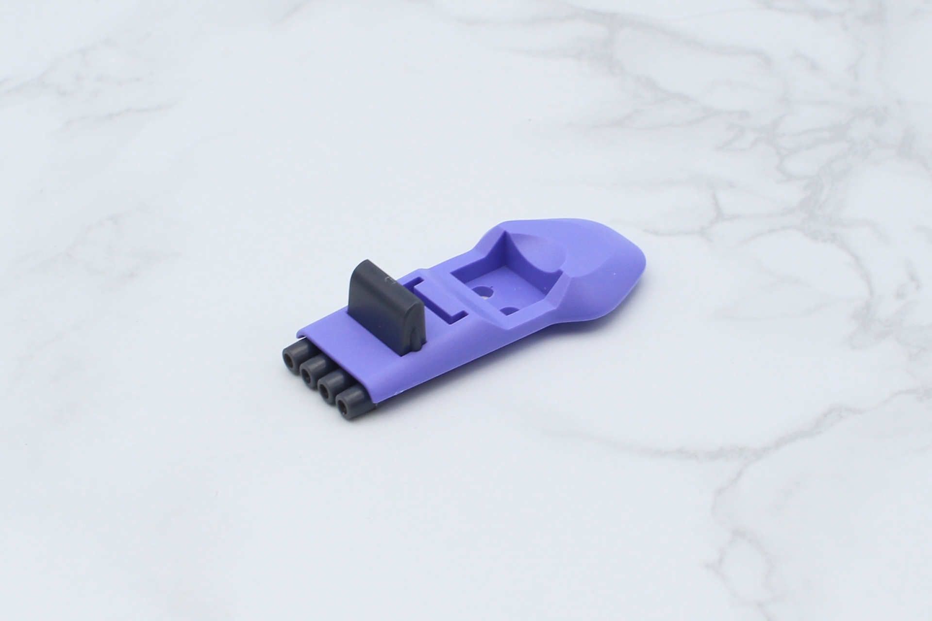 オーラショットの組み立て。横のラインと上面の四角い部分にはシールを貼っている