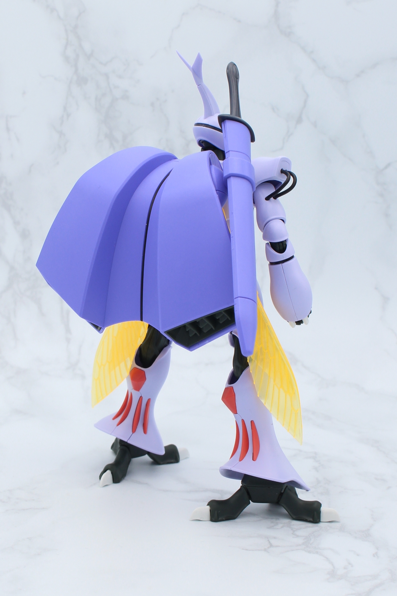 こちらは背面。巨大なオーラコンバーターが目を惹く