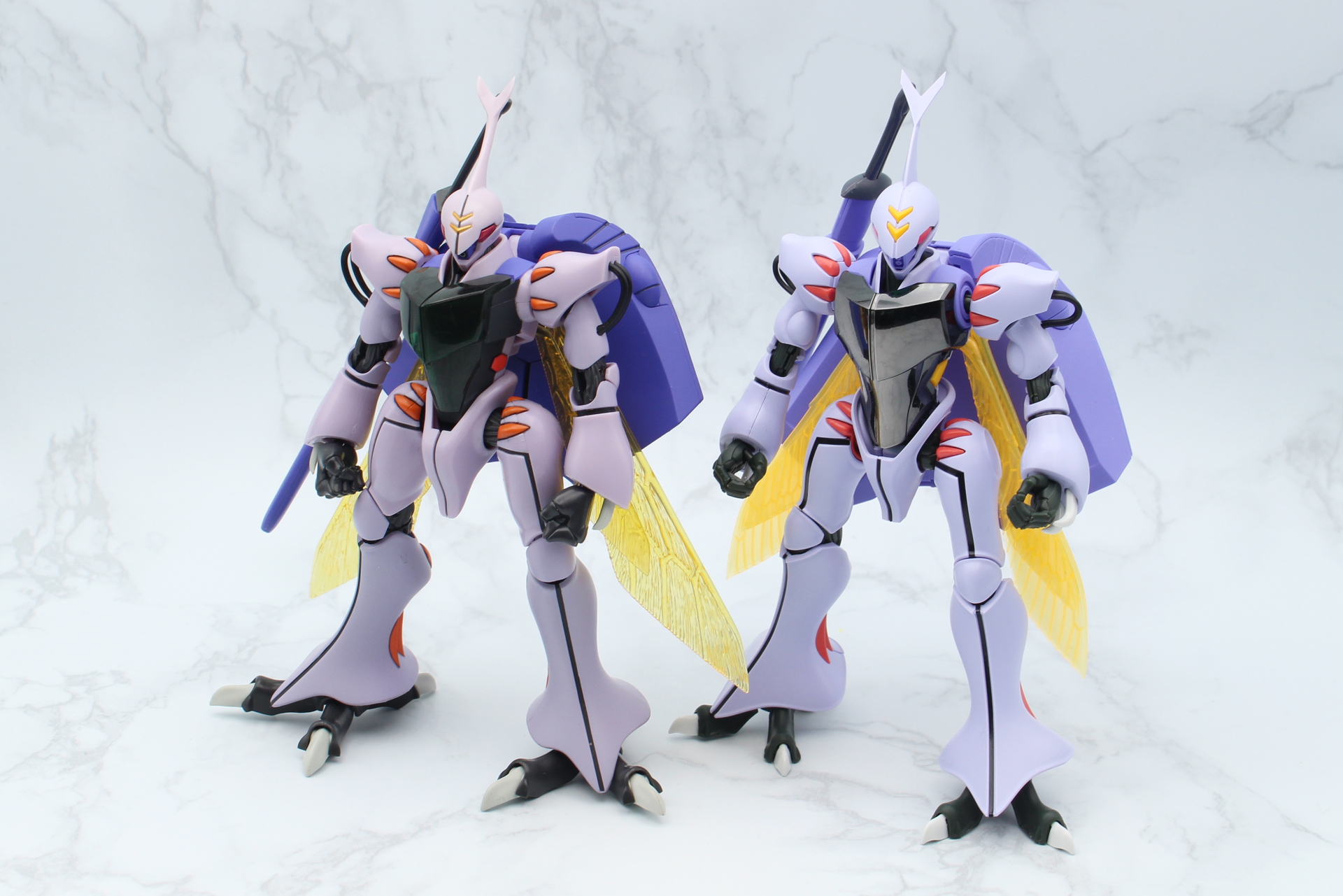 左が「ROBOT魂 ＜SIDE AB＞ ダンバイン」。サイズはほぼ同じだが、プロポーションは意外に違う