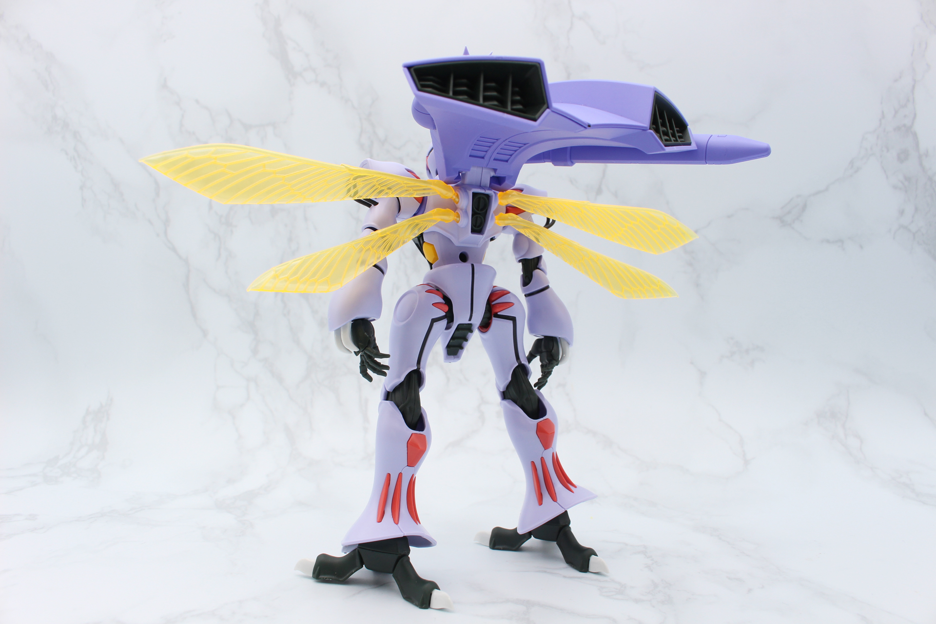 ダンバインといえばこの翅。ボールジョイントで可動するが、上に上げすぎると外れやすいので注意