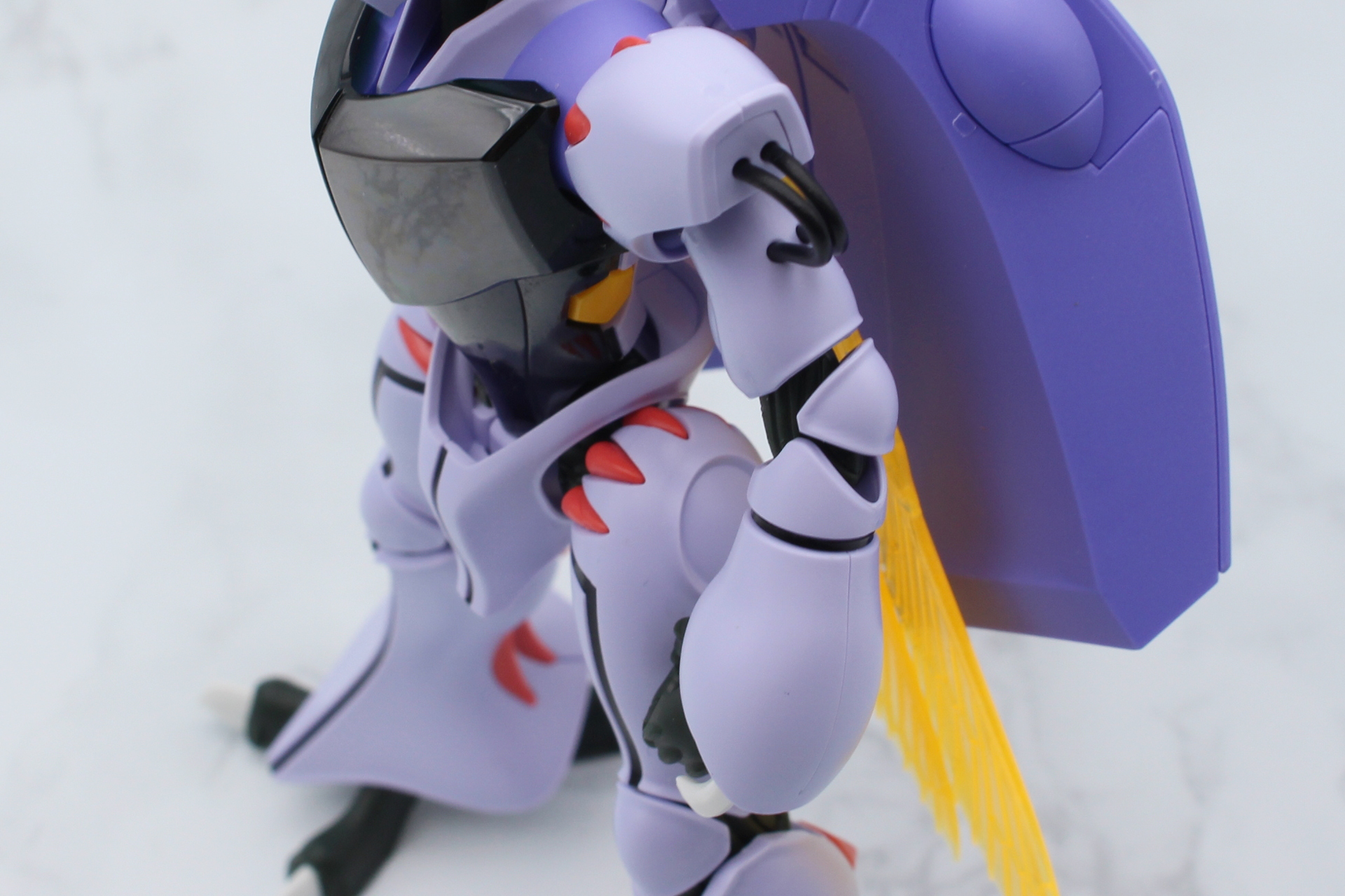 肩や前腕、脚部後方のディテール部分などに合わせ目があるが、素組みでもほとんど目立たない