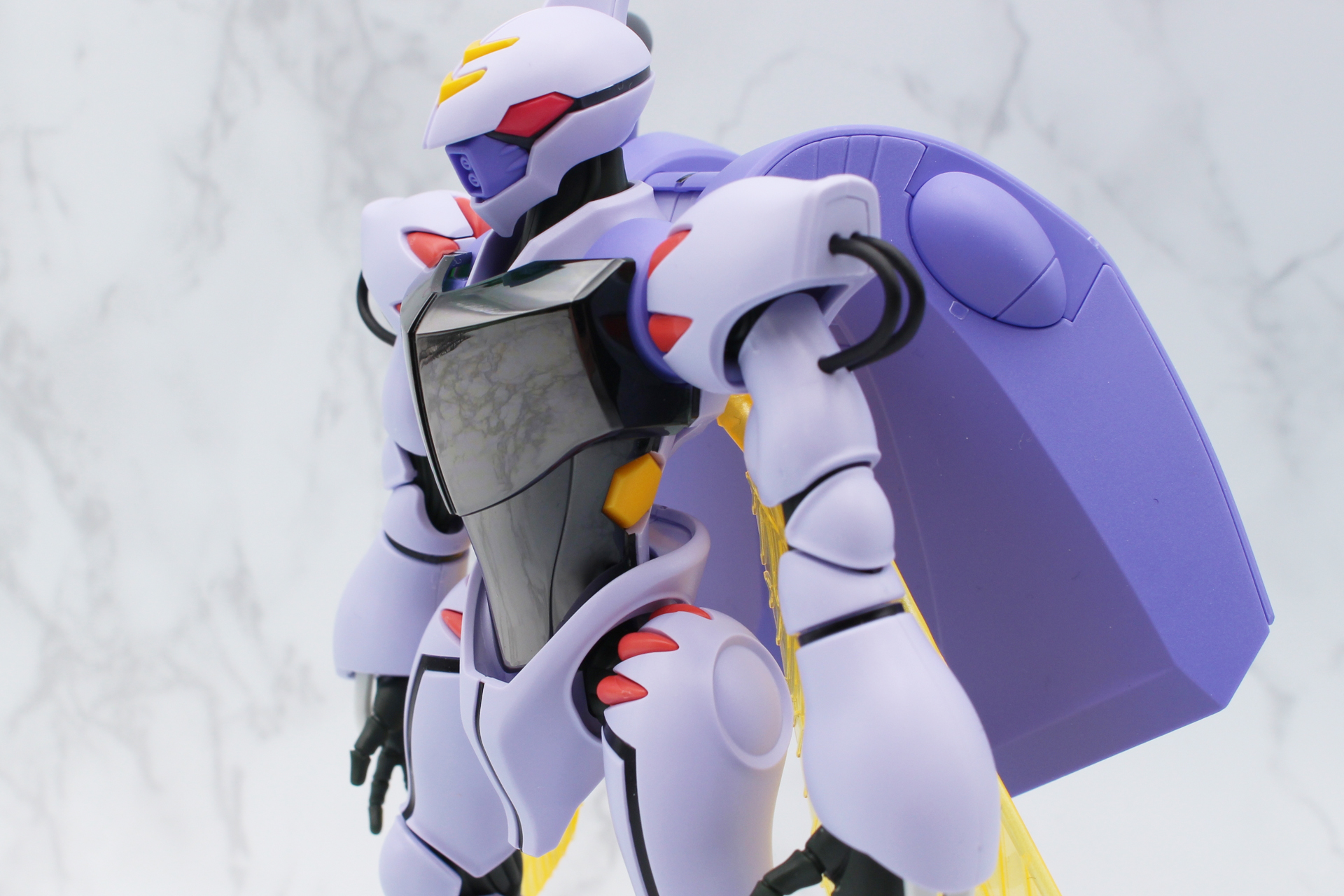 鏡のように反射する胸部。写真を撮ると周りがこのぐらい写り込むほど