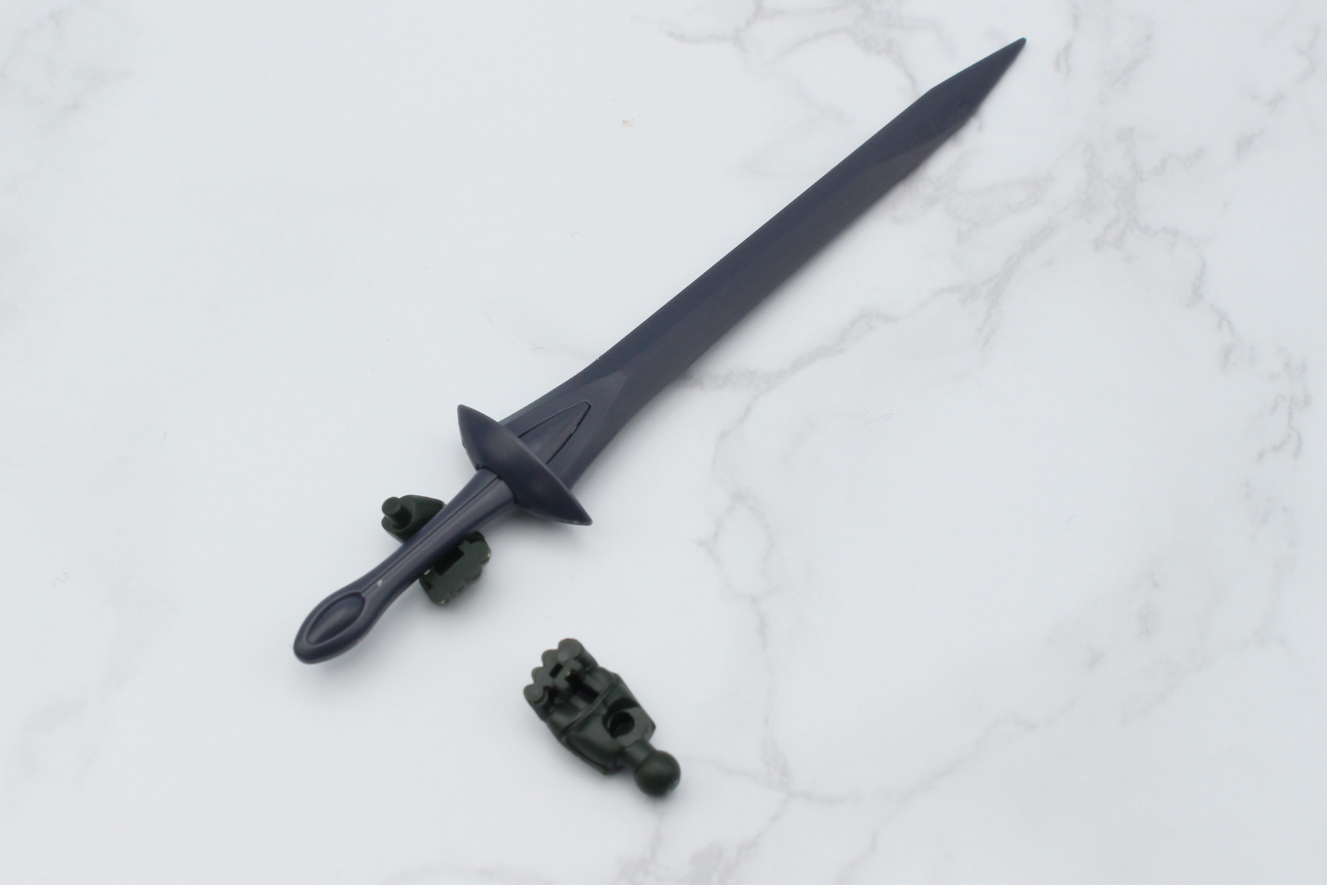 オーラソードを持たせるときは、付属の握った手首を使用。左右あり