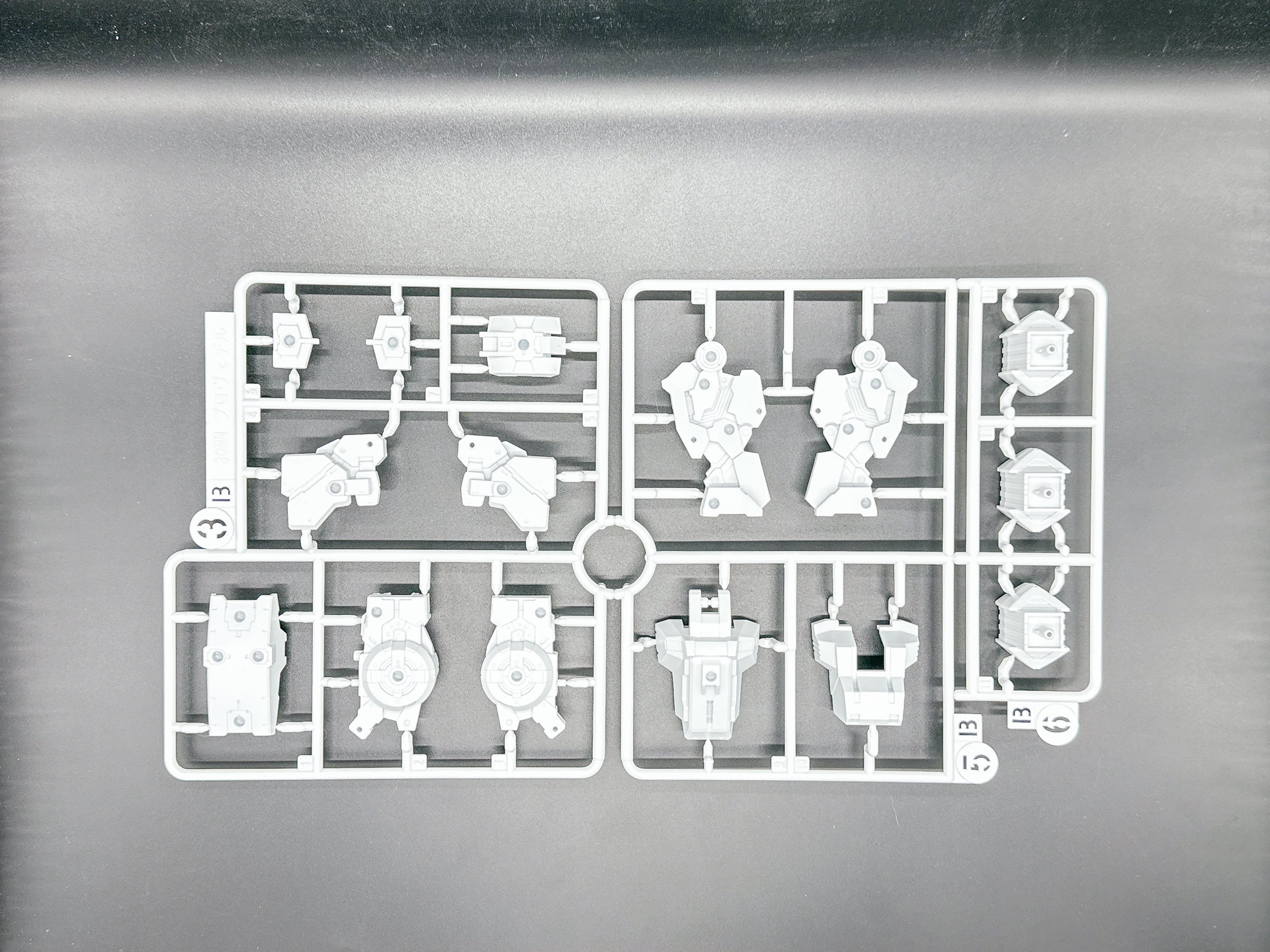「30MM 1/144 eEXM GIG-C02 プロヴェデル (type-COMMAND 02)」を構成するランナー。Bランナーとポリキャップのランナーは同一形状のものが2枚入っています。