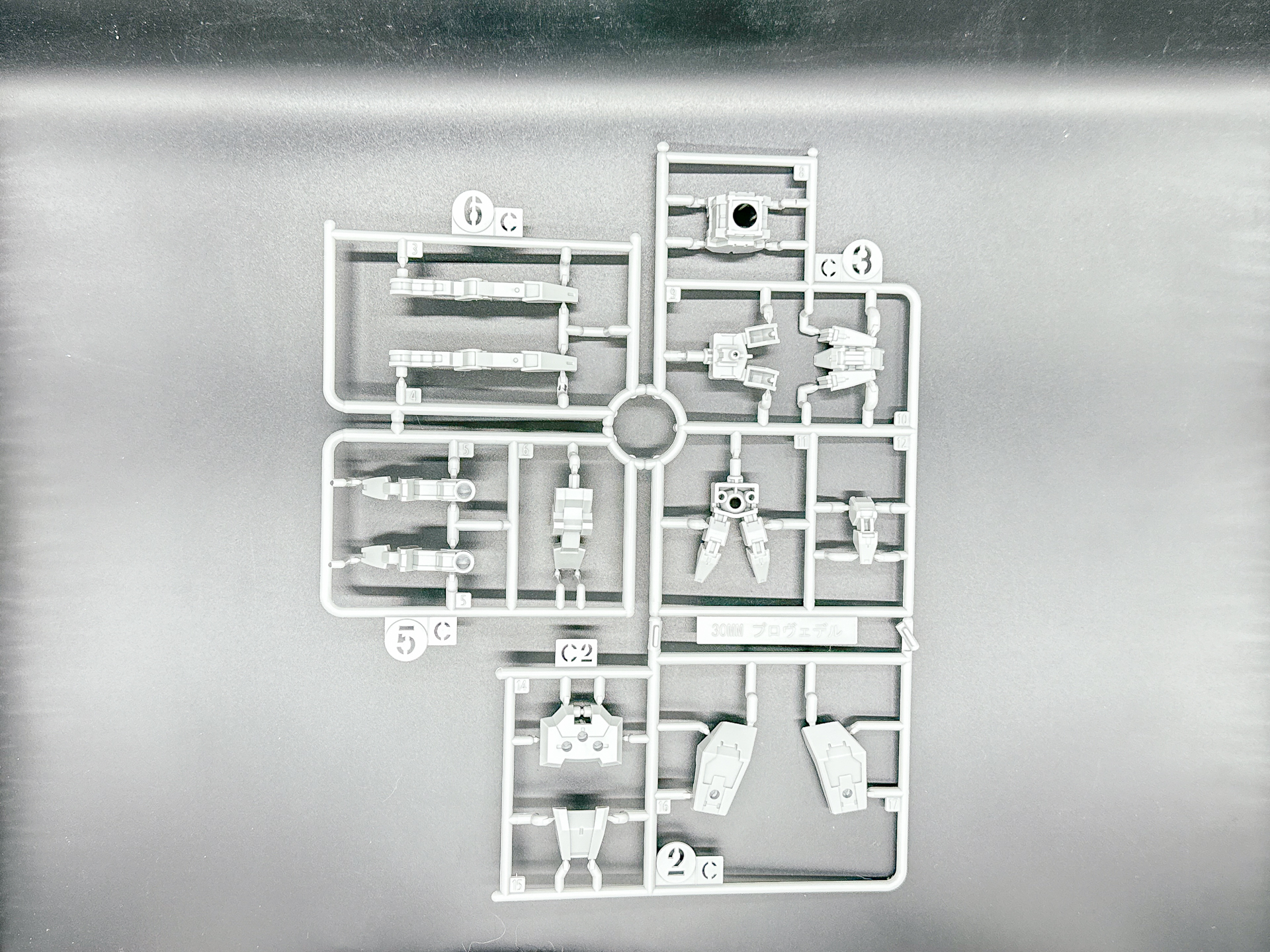 「30MM 1/144 eEXM GIG-C02 プロヴェデル (type-COMMAND 02)」を構成するランナー。Bランナーとポリキャップのランナーは同一形状のものが2枚入っています。