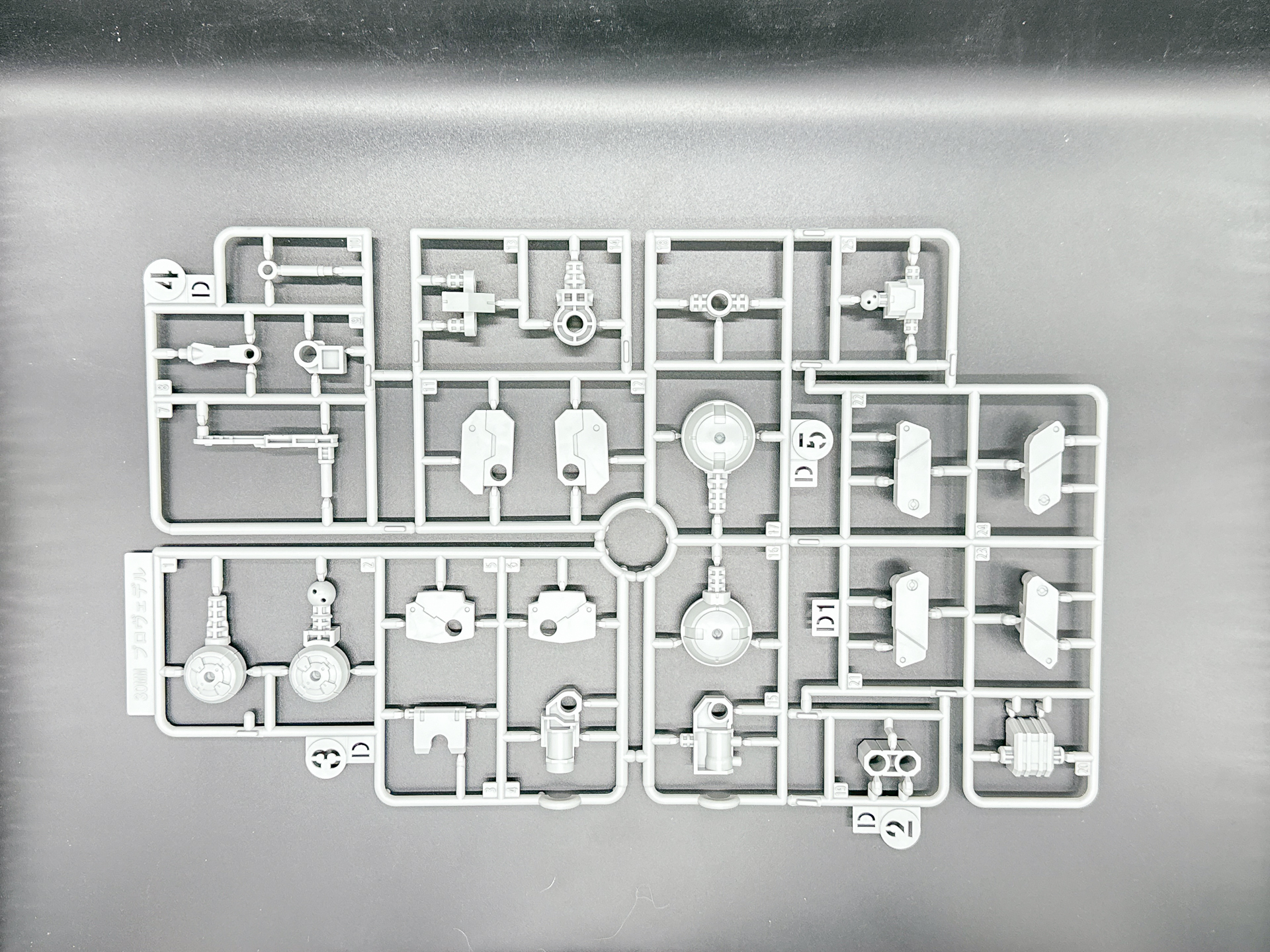 「30MM 1/144 eEXM GIG-C02 プロヴェデル (type-COMMAND 02)」を構成するランナー。Bランナーとポリキャップのランナーは同一形状のものが2枚入っています。