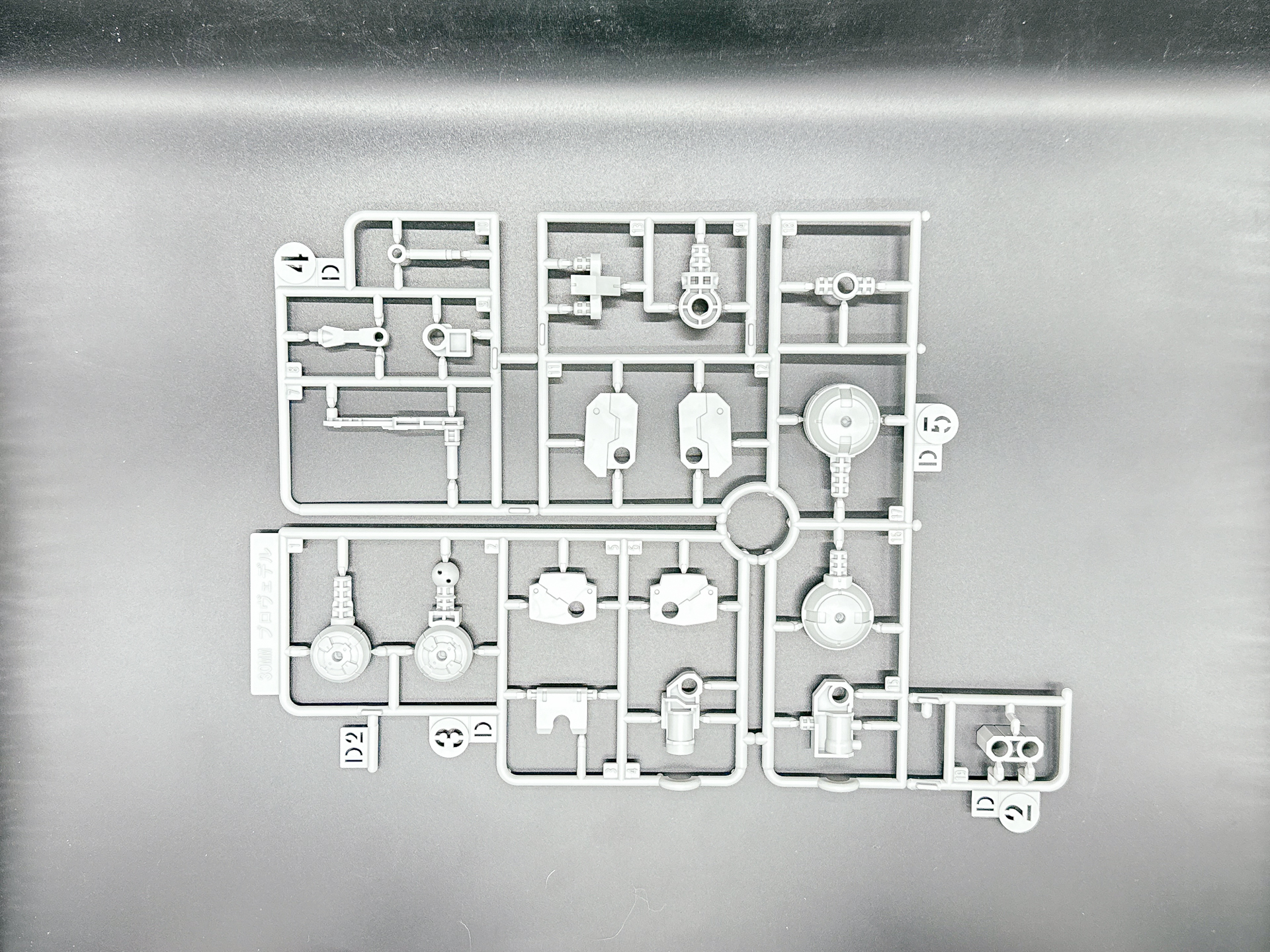 「30MM 1/144 eEXM GIG-C02 プロヴェデル (type-COMMAND 02)」を構成するランナー。Bランナーとポリキャップのランナーは同一形状のものが2枚入っています。