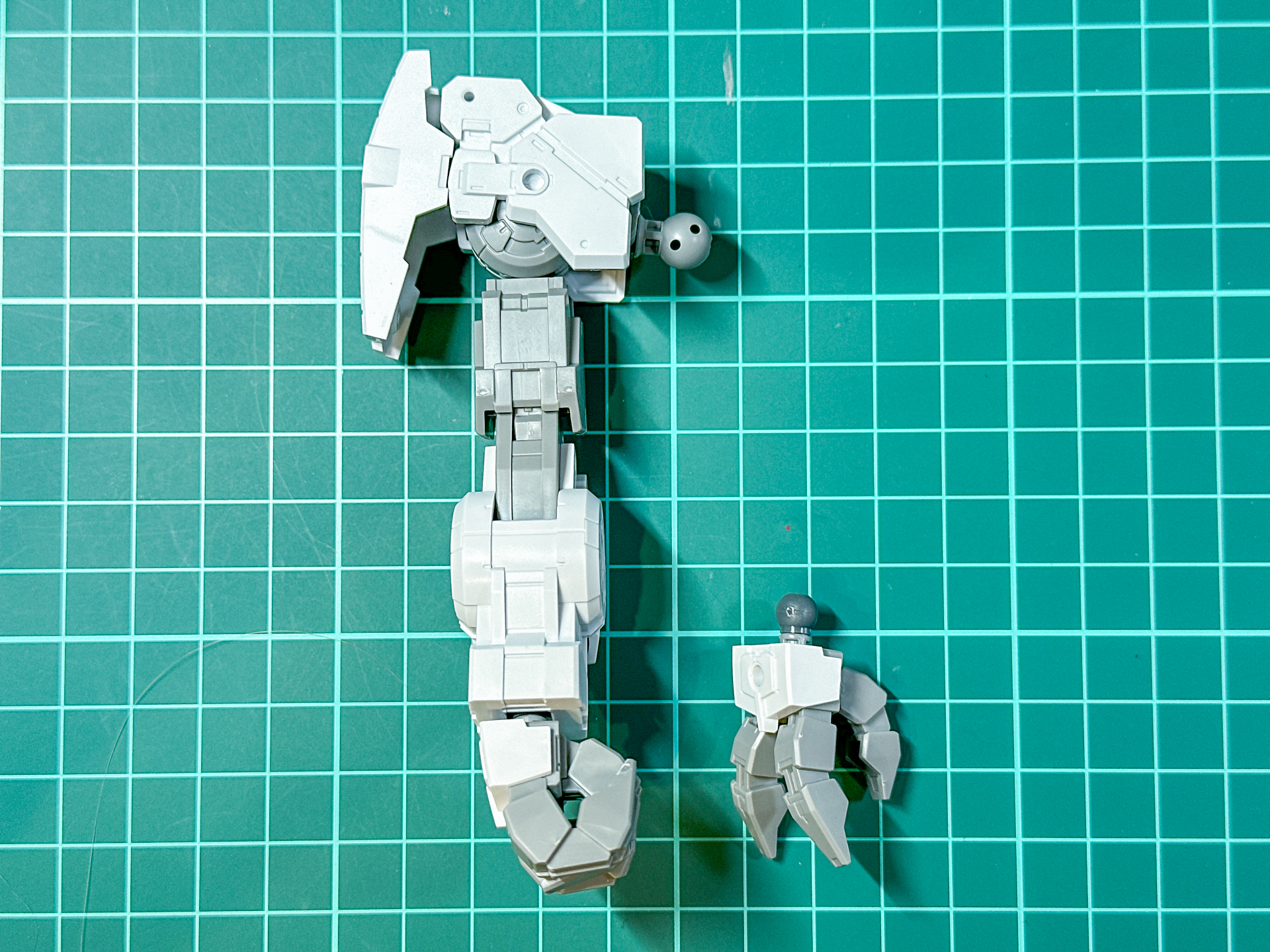 組み立てが完了した腕部。ハンドパーツは3本指となっており、左右共通形状となっています。