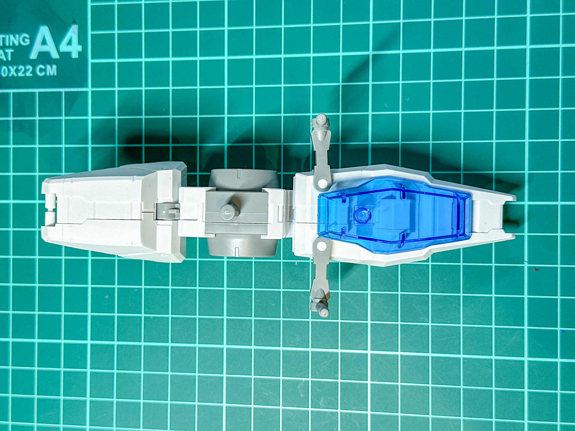 組み立てが完了した腰部。フロントアーマーに当たる部分は頭部としても使用可能な形状となっています。