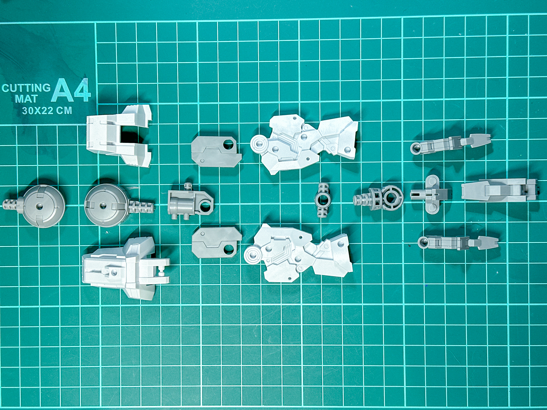 脚部は15パーツにて構成されています。