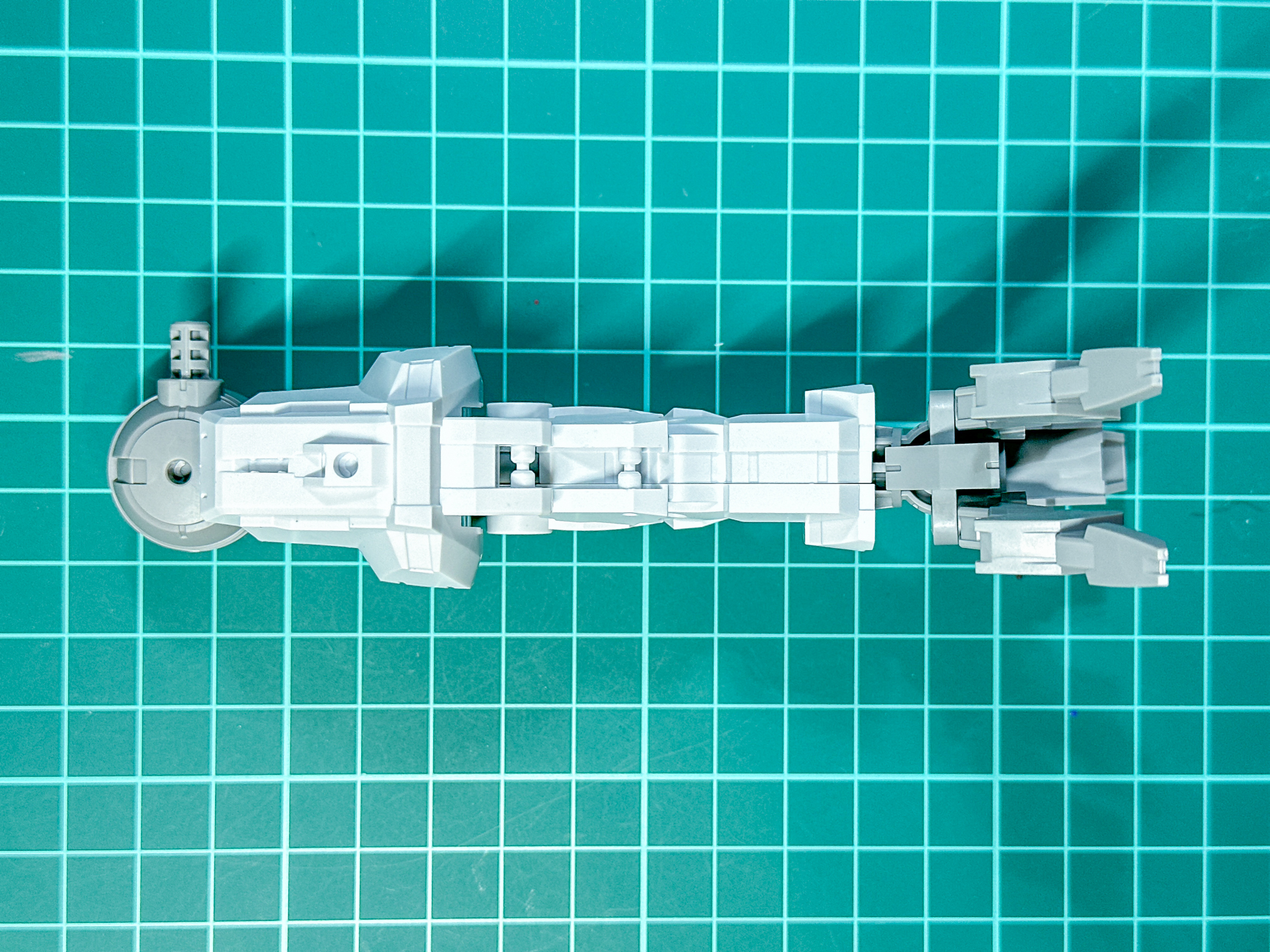 組み立てが完了した脚部。股関節ジョイントを可動させる向きにて左右を決定します。