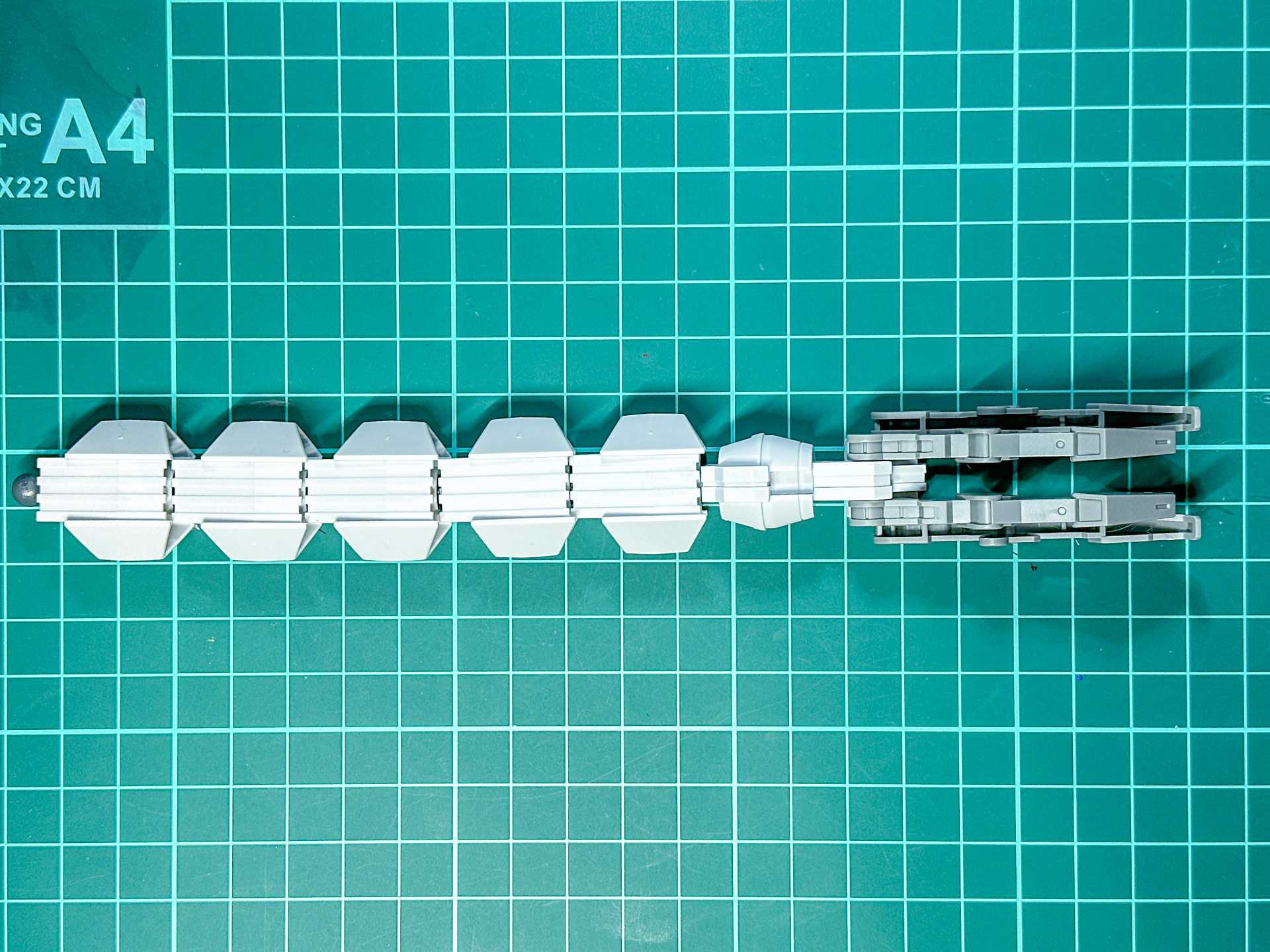 組み立てが完了した尾部。先端のクローはアームパーツとしても使用できます。