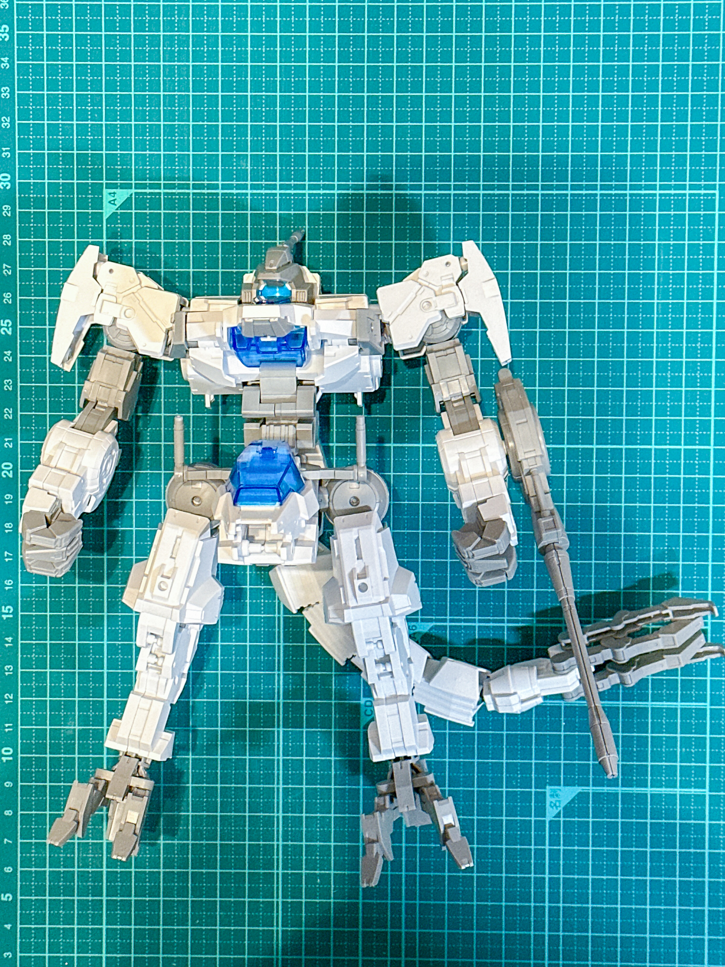 組み立てが完了したプロヴェテル。この状態でも全高が230mm程度あります。