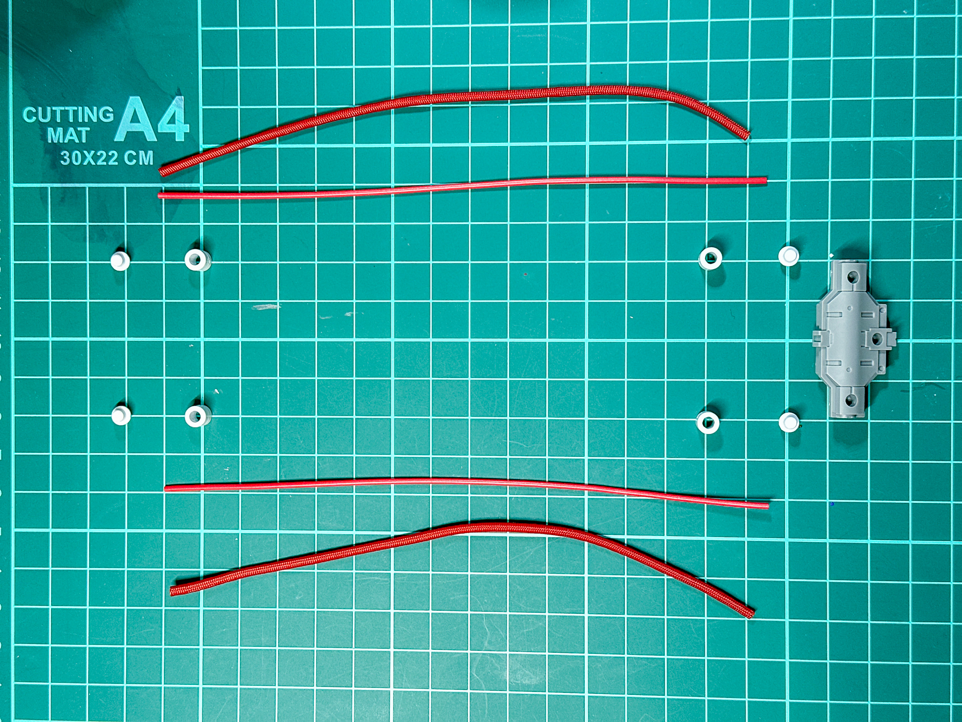 組み立て前の接続用バックパック。全13パーツにて構成されています。