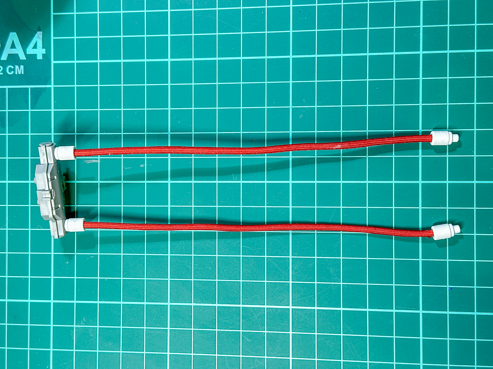 組み立てが完了した接続用バックパック。ワニスチューブの中にリード線を通すことでチューブの形状を固定することが出来ます。