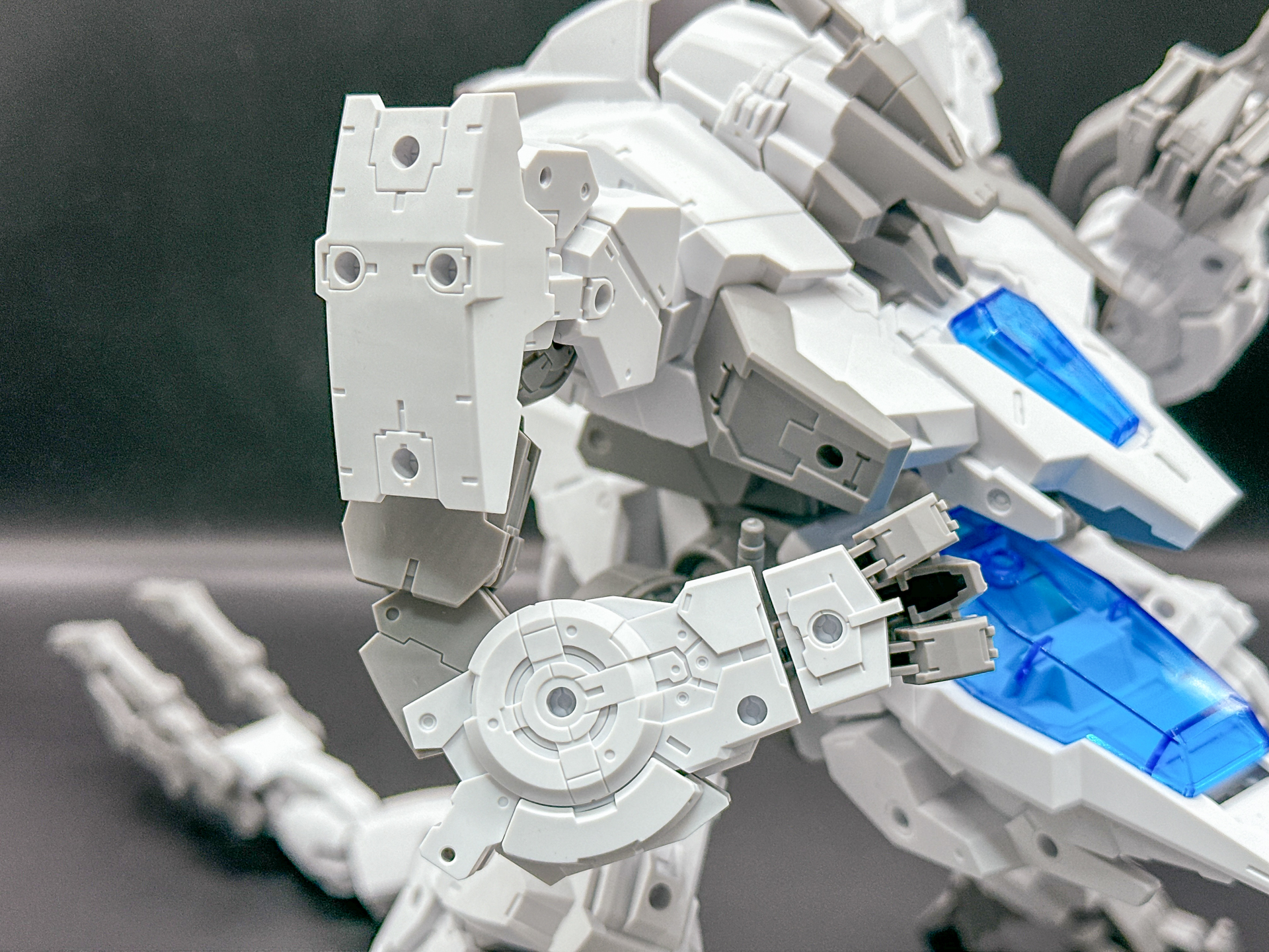 腕部のアップ各部に3mm孔があるので好きなようにパーツを取り付けることが可能です。