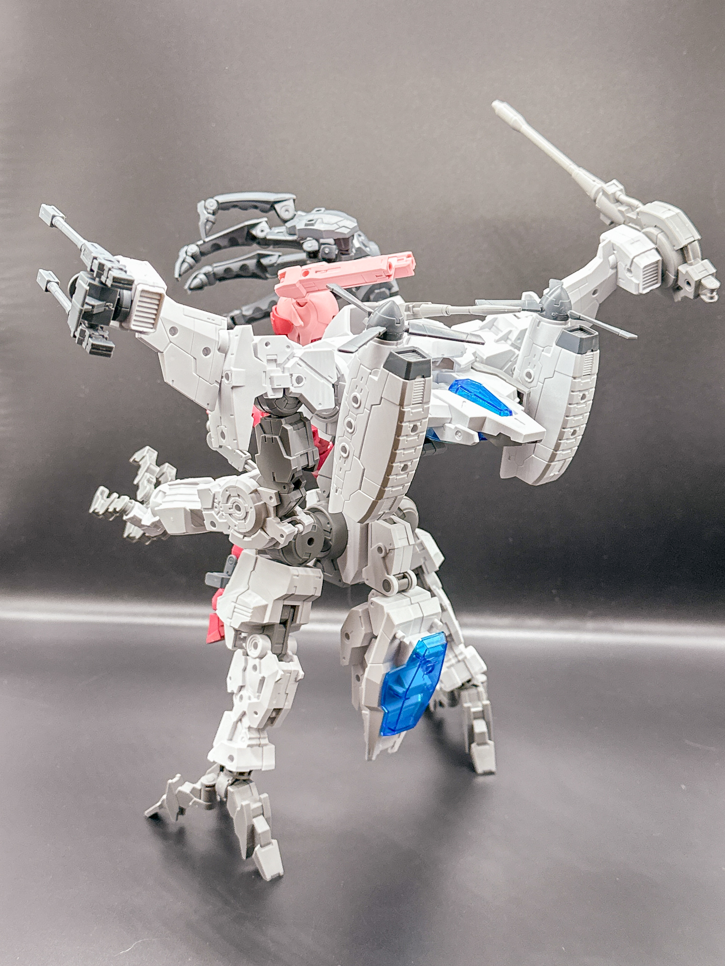 オリジナル機体の背面。「30MM 1/144 エグザビークル（ティルトローターVer.）」のローターを配置することでボリュームアップと飛行能力の表現をしています。