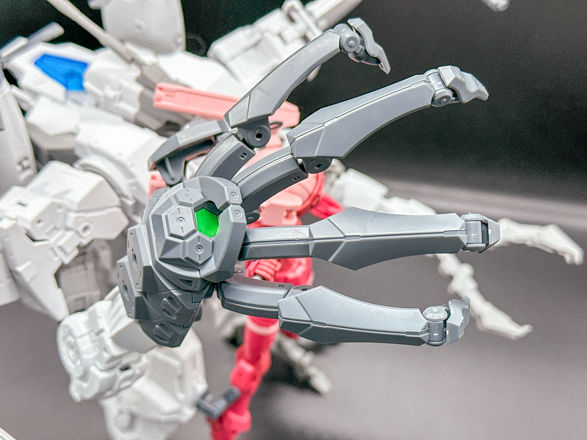 右手のアップ。「30MM 1/144 エグザビークル （多脚メカVer.）」を使用してハンドパーツを作成しています。