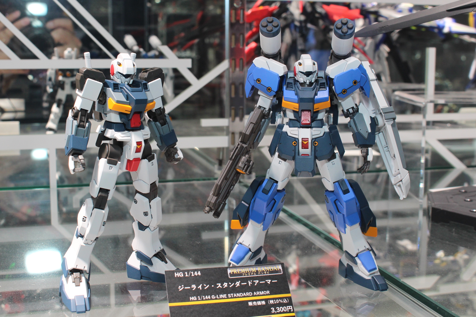 左が基本フレーム、右が武装を取り付けたスタンダードアーマー