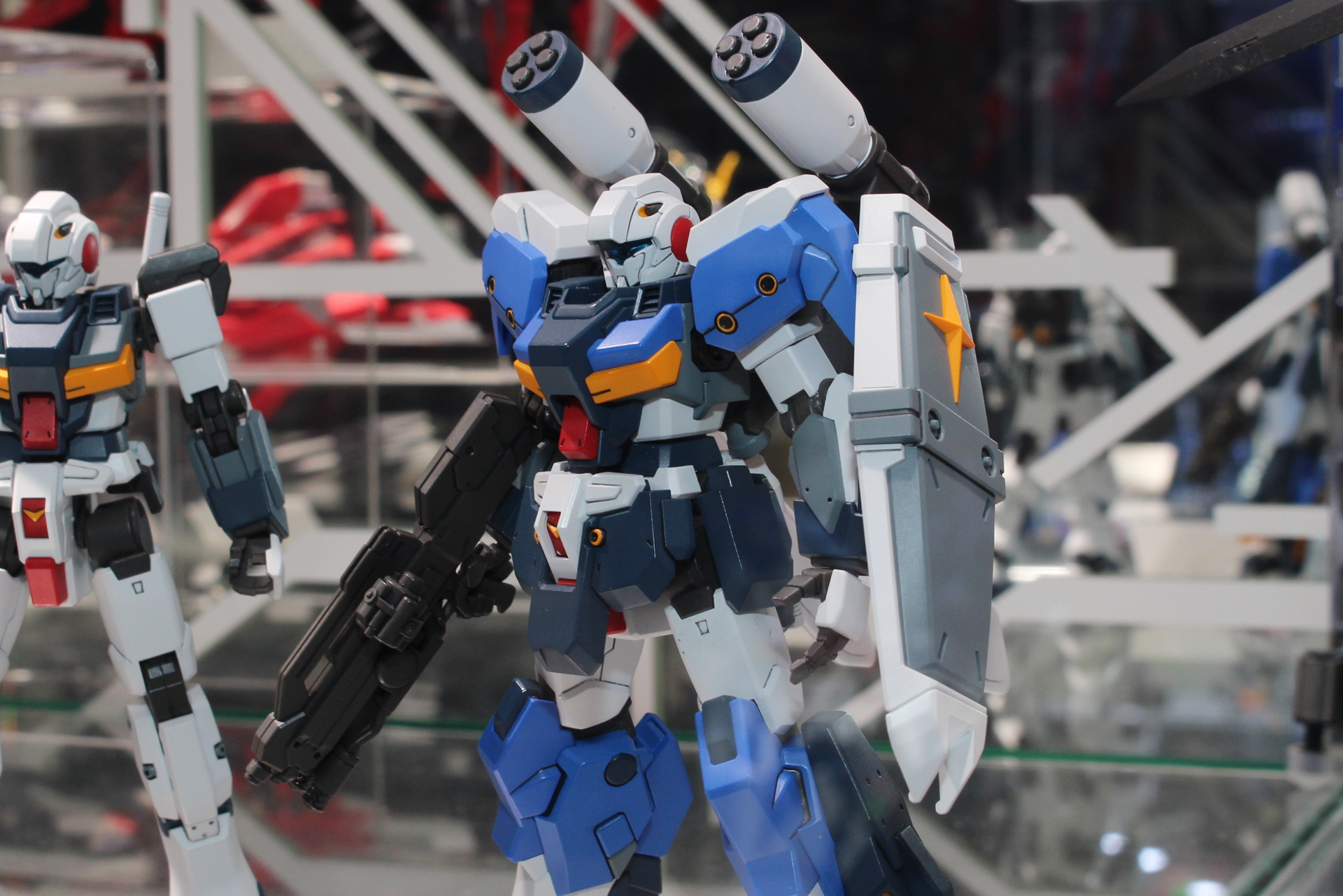 武装はショート・ビーム・ライフル、シールド、ガトリング・スマッシャー、ビーム・サーベルが付属