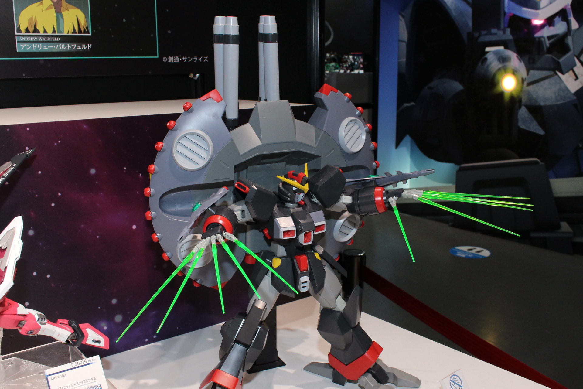 本体の大きさに加えて、背中のフライトユニットも大迫力だ