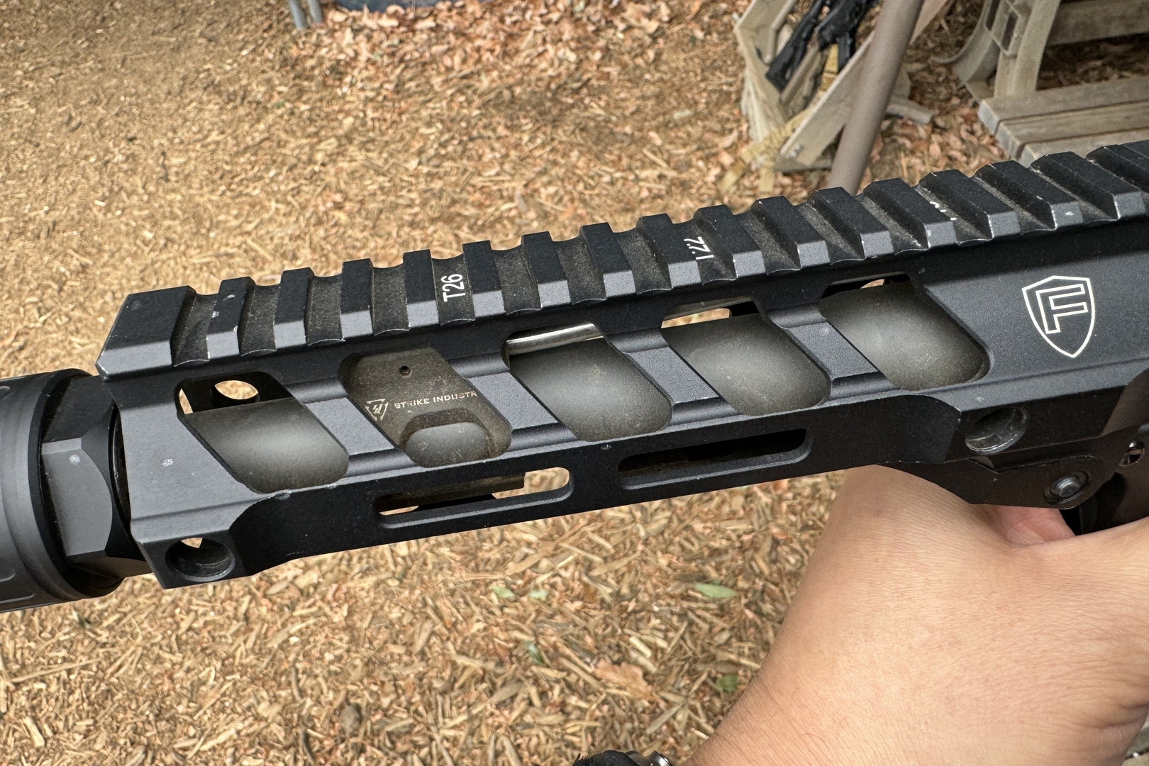 屋外のサバイバルゲームフィールドでエアガンを使用すると、土埃が付着する。サビなどを避けるためにも、ゲーム後には早めにメンテナンスしておきたい