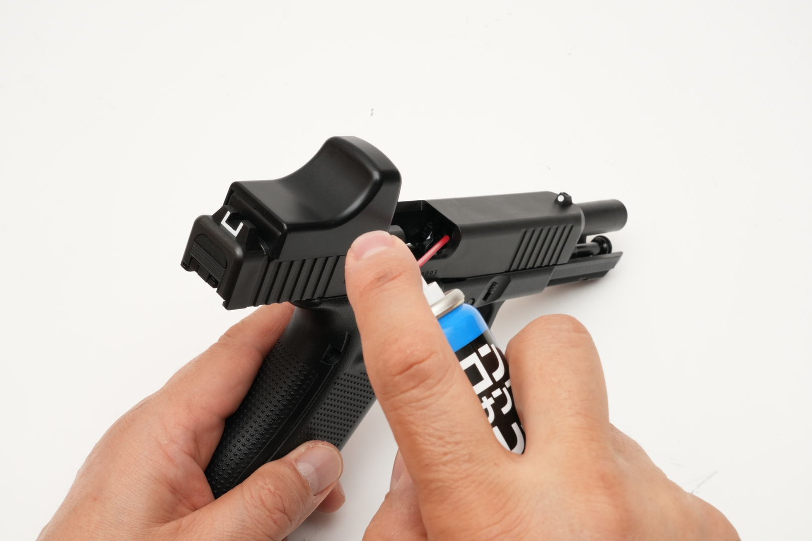 綿布は9mm×25～30mmが目安。再使用すると付着した砂などがインナーバレルに傷を付ける可能性があるので、使い捨てが基本だ