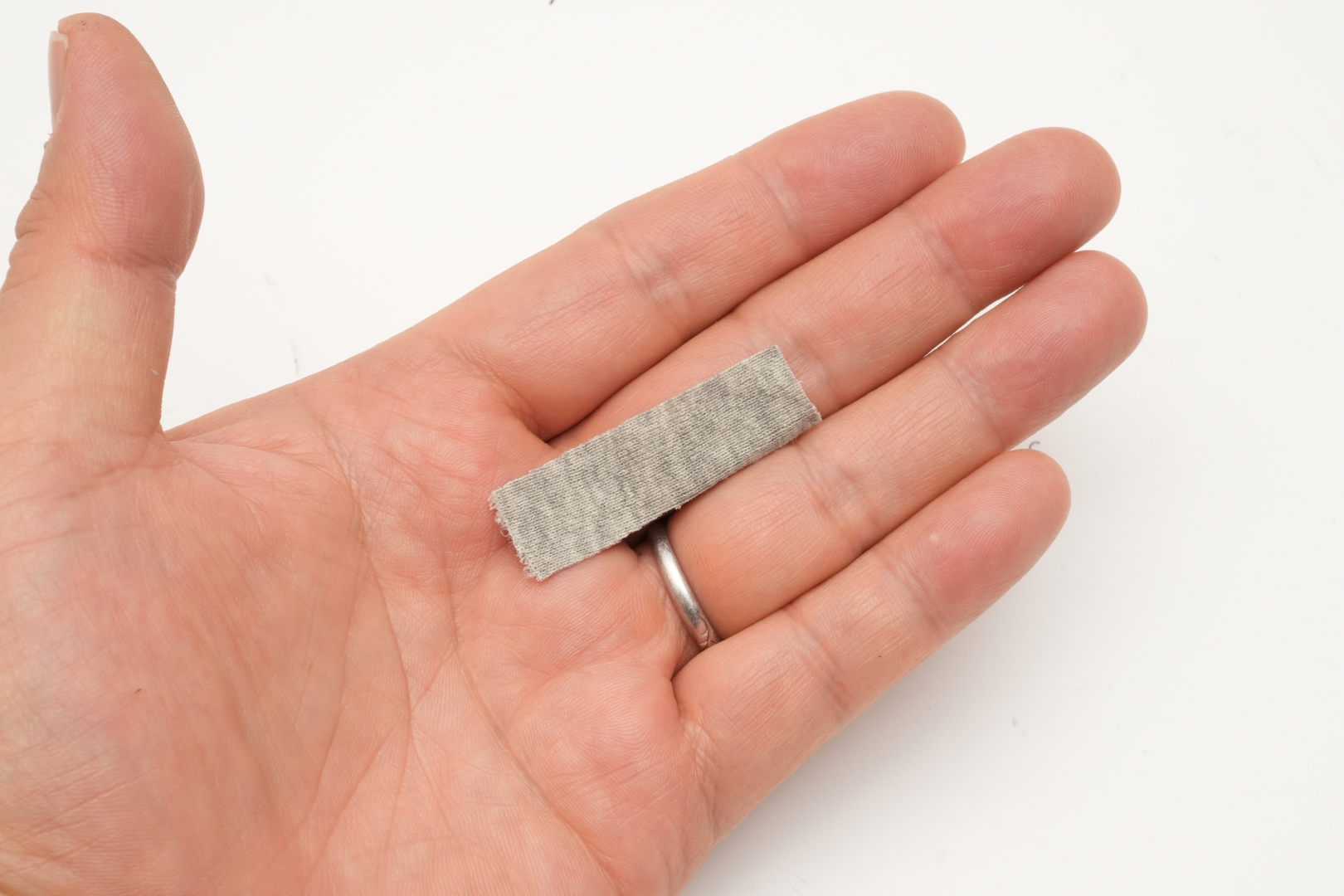 綿布は9mm×25～30mmが目安。再使用すると付着した砂などがインナーバレルに傷を付ける可能性があるので、使い捨てが基本だ