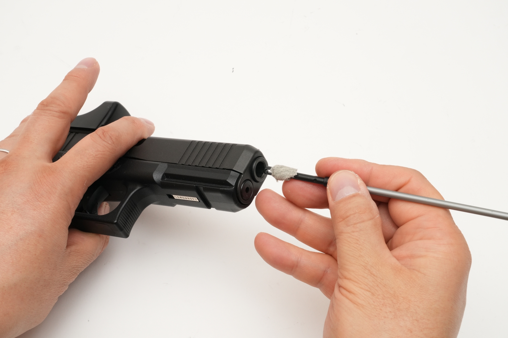 綿布は9mm×25～30mmが目安。再使用すると付着した砂などがインナーバレルに傷を付ける可能性があるので、使い捨てが基本だ