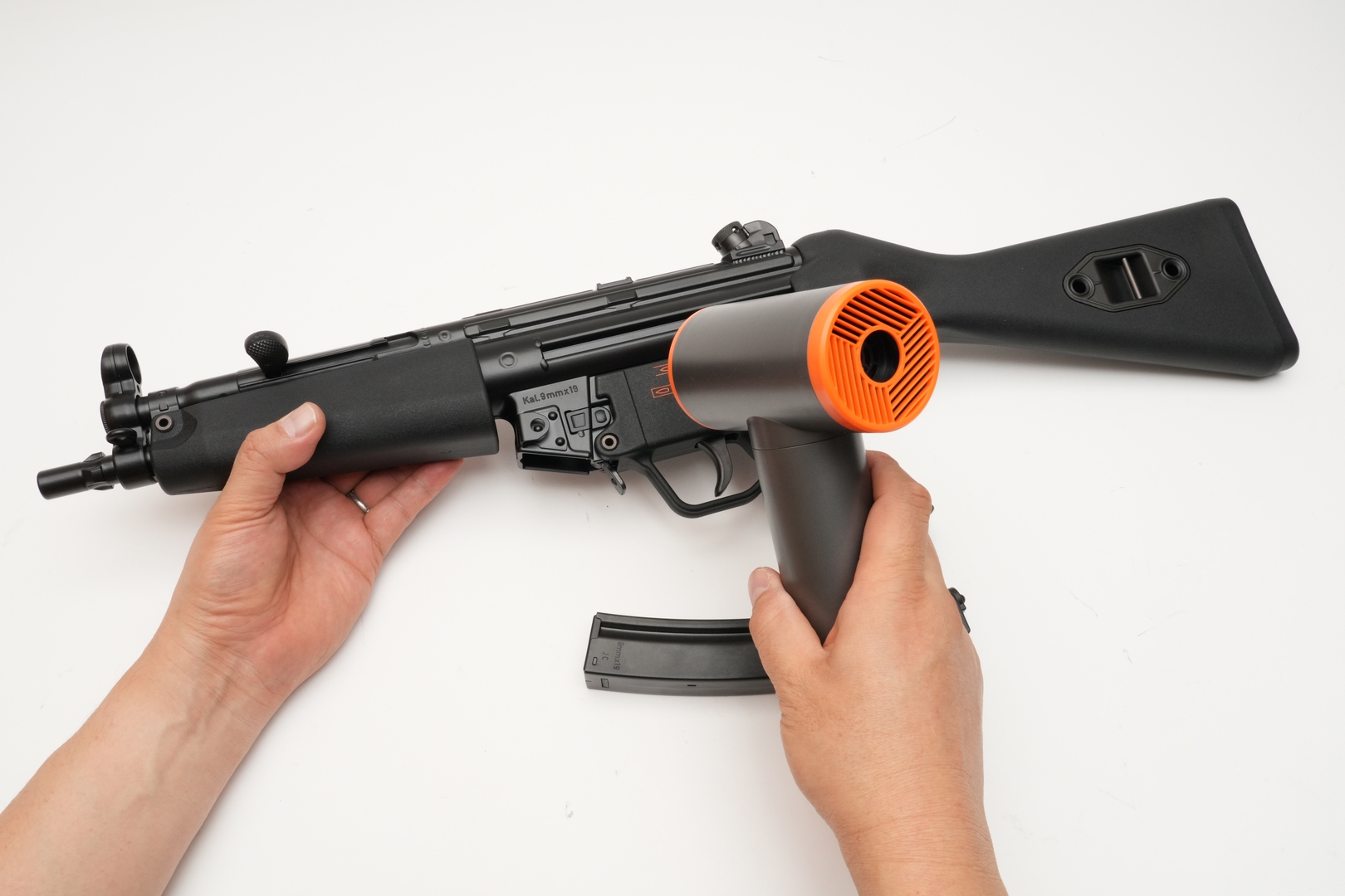 エアーコンプレッサーを常備しているフィールドもあるが、「電動エアダスター」などを用意しておくと、マガジンマウジングやチャンバーなど、手の届かない箇所も清掃できるので重宝する