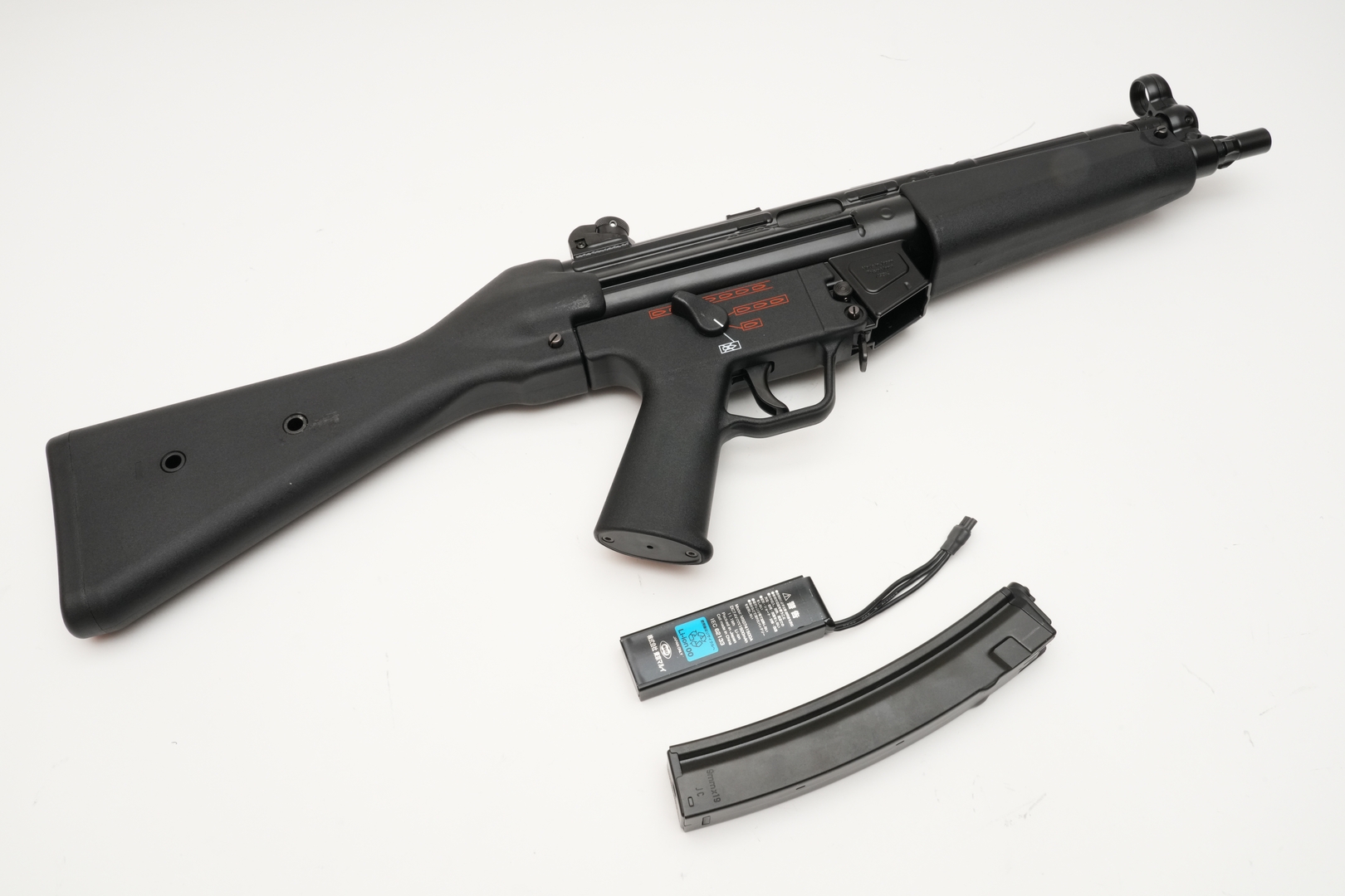 マガジンとバッテリーを取り外す前には、マガジンをはずした状態で空撃ちして、チャンバー内のBB弾を確実に抜いておこう