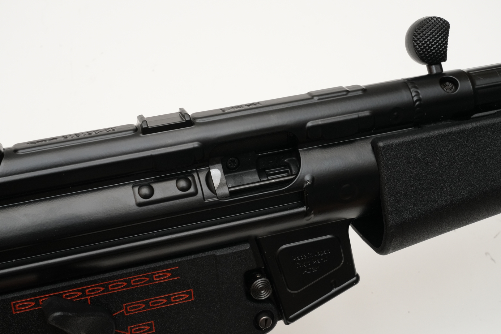 ダイヤルは上がホップ（強）、下がホップ（弱）。ホップを最弱にしたら、エジェクションポートを閉じておく