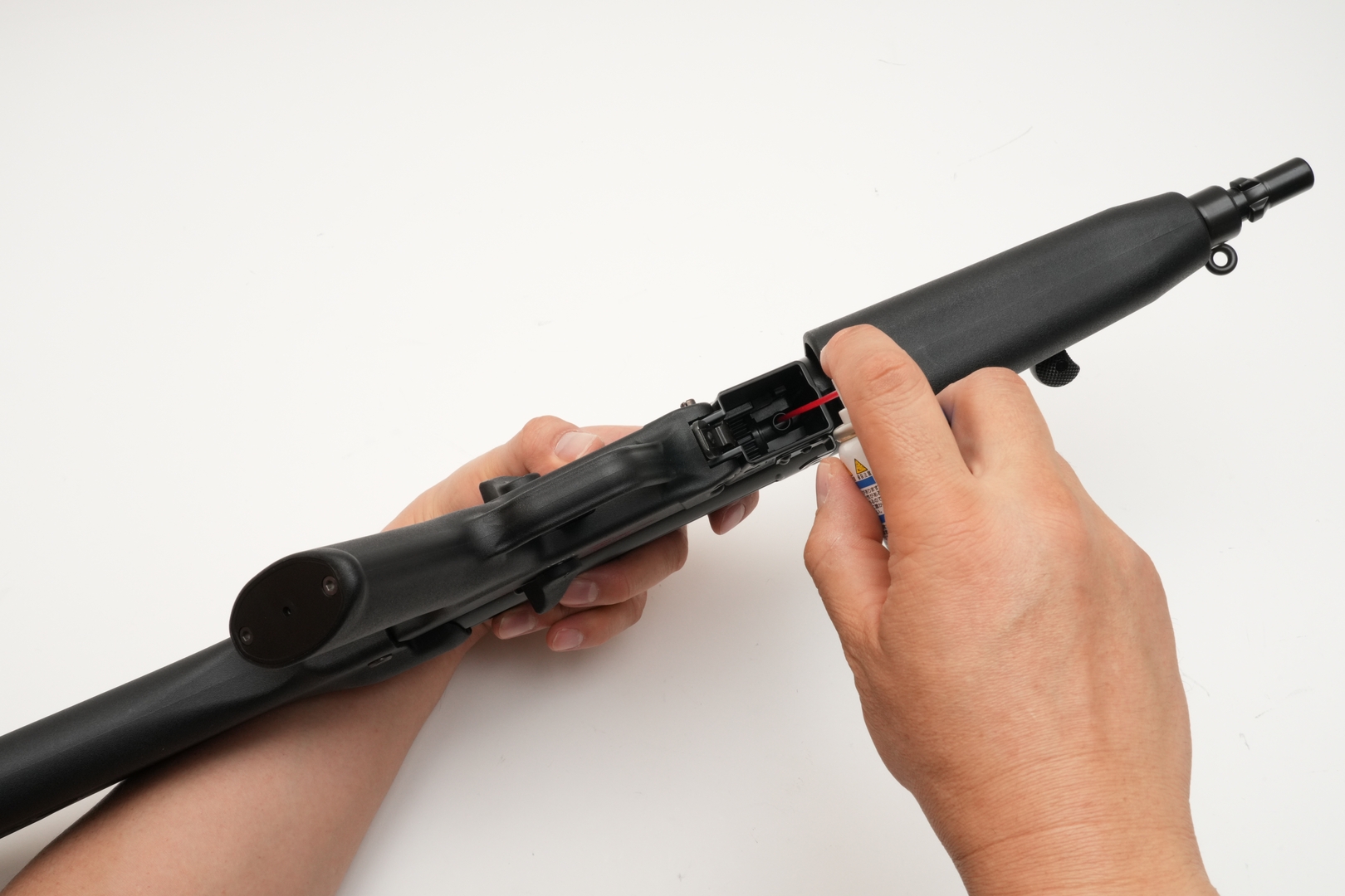 マガジンハウジング奥の給弾口にシリコンメンテナンススプレーを0.5秒程噴く。外側に噴くとゴミが付着しやすくなるので、プラノズルはしっかりと給弾口に差し込むこと