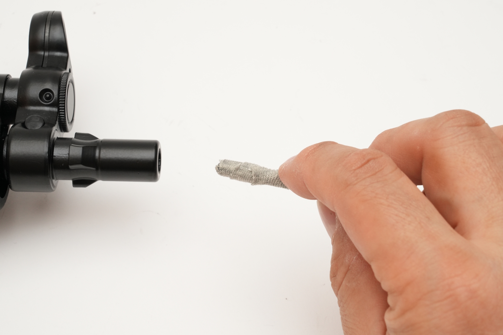 クリーニングロッドに9mm×25～30mmの綿布を取り付けて、回転させながらインナーバレルに差し込んでいく。回さずに差し込んでいくと、綿布がはずれてインナーバレル内に残ってしまうことがあるので注意