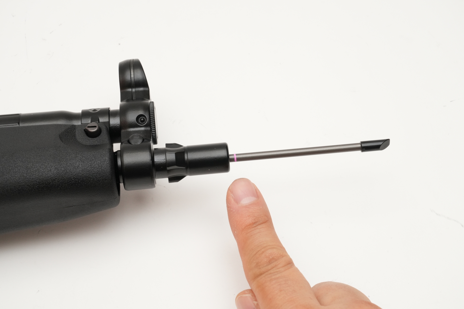 東京マルイのクリーニングロッドには目印が付いている。これ以上差し込むと内部のノズルに当たって傷つけてしまうので気をつけよう